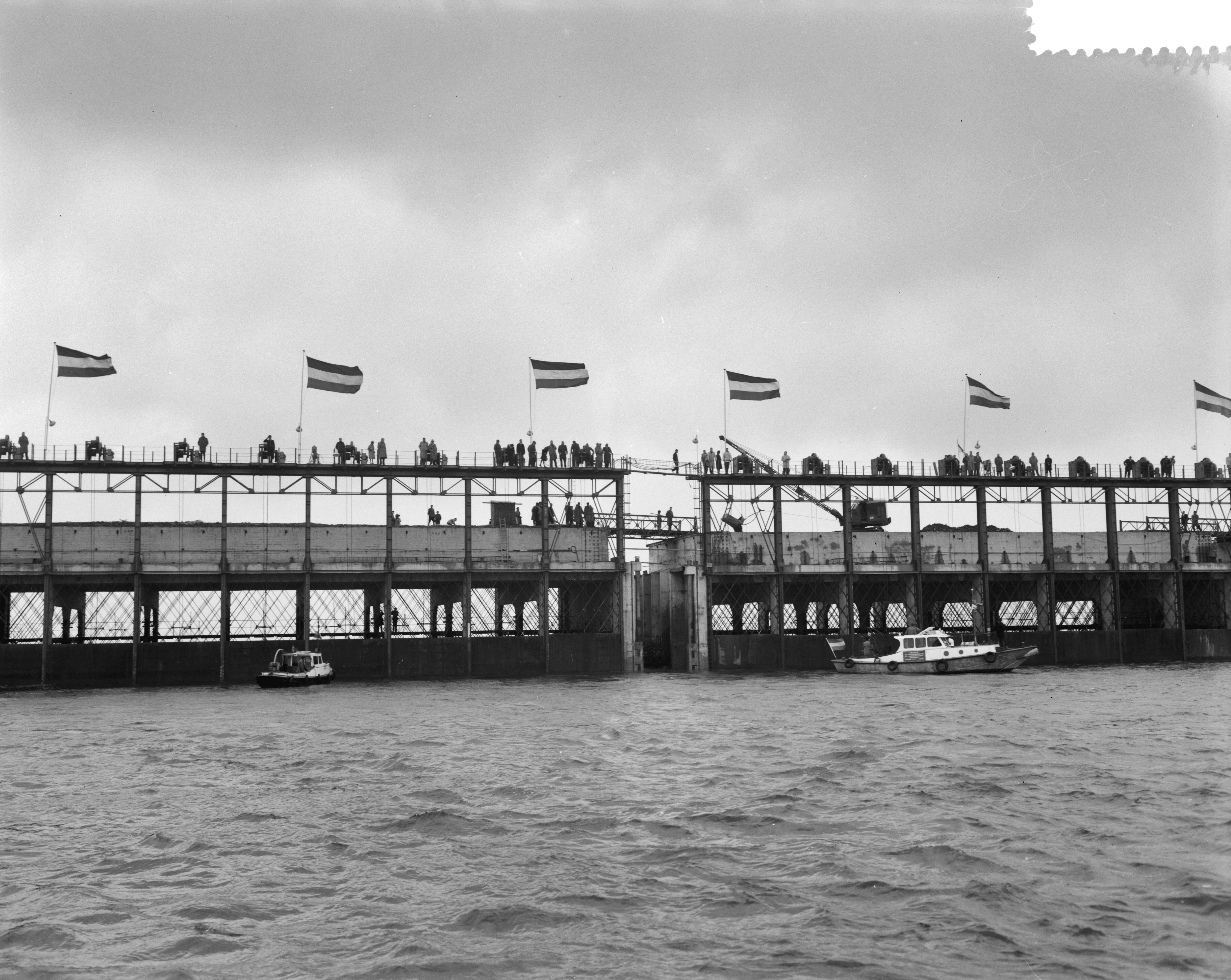 Fotocollectie Anefo — Definitieve sluiting van het Veerse Gat — Foto: Rossem, Wim van / Anefo. Licentie: Set B: Rechtenvrij / Publiek Domein. Bron: Nationaal Archief. http://hdl.handle.net/10648/a9d31a10-d0b4-102d-bcf8-003048976d84