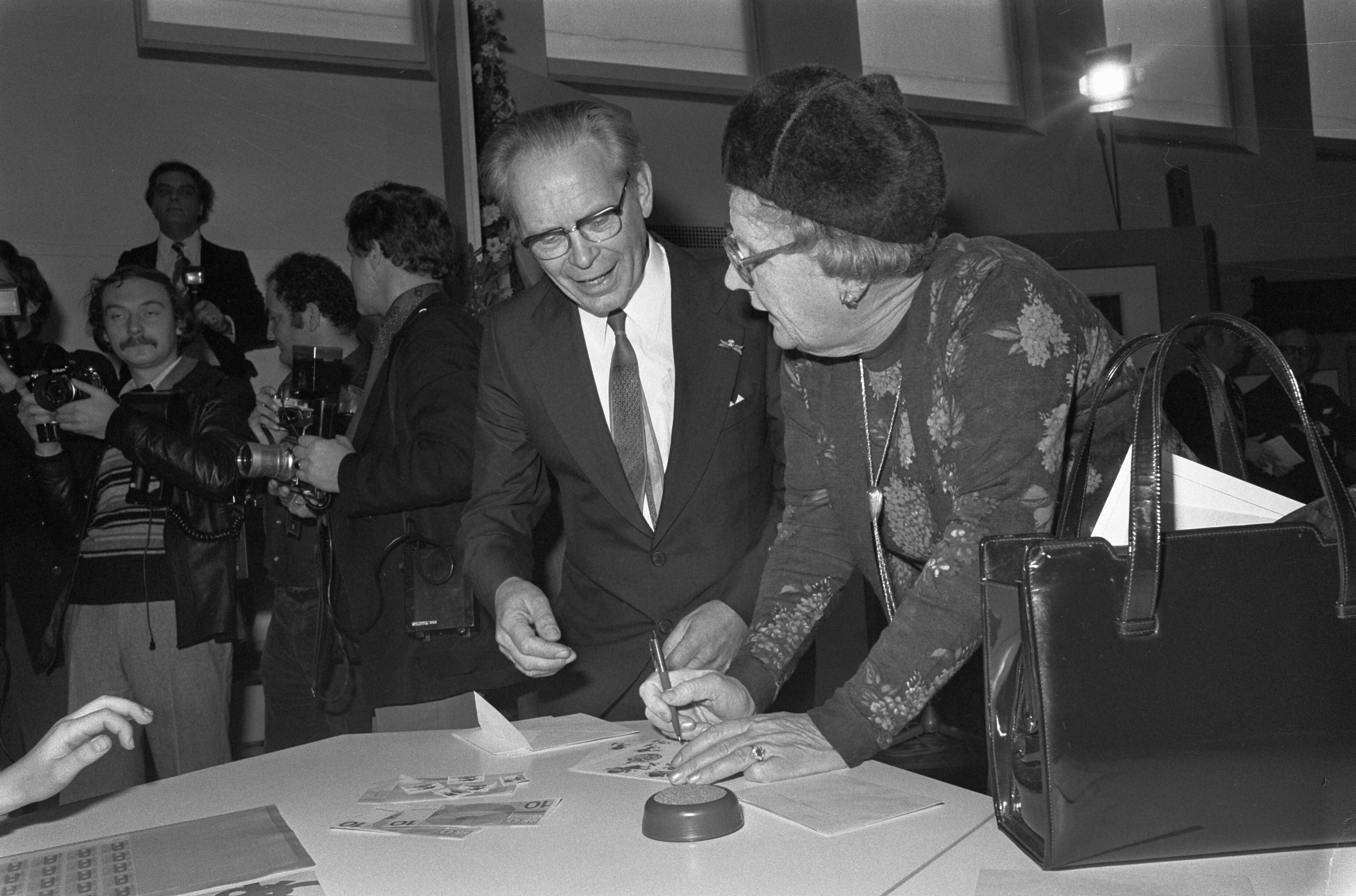 Fotocollectie Anefo — Landelijke start kinderzegelaktie in Den Haag — Foto: Peters, Hans / Anefo. Licentie: Set B: Rechtenvrij / Publiek Domein. Bron: Nationaal Archief. http://hdl.handle.net/10648/ac901032-d0b4-102d-bcf8-003048976d84