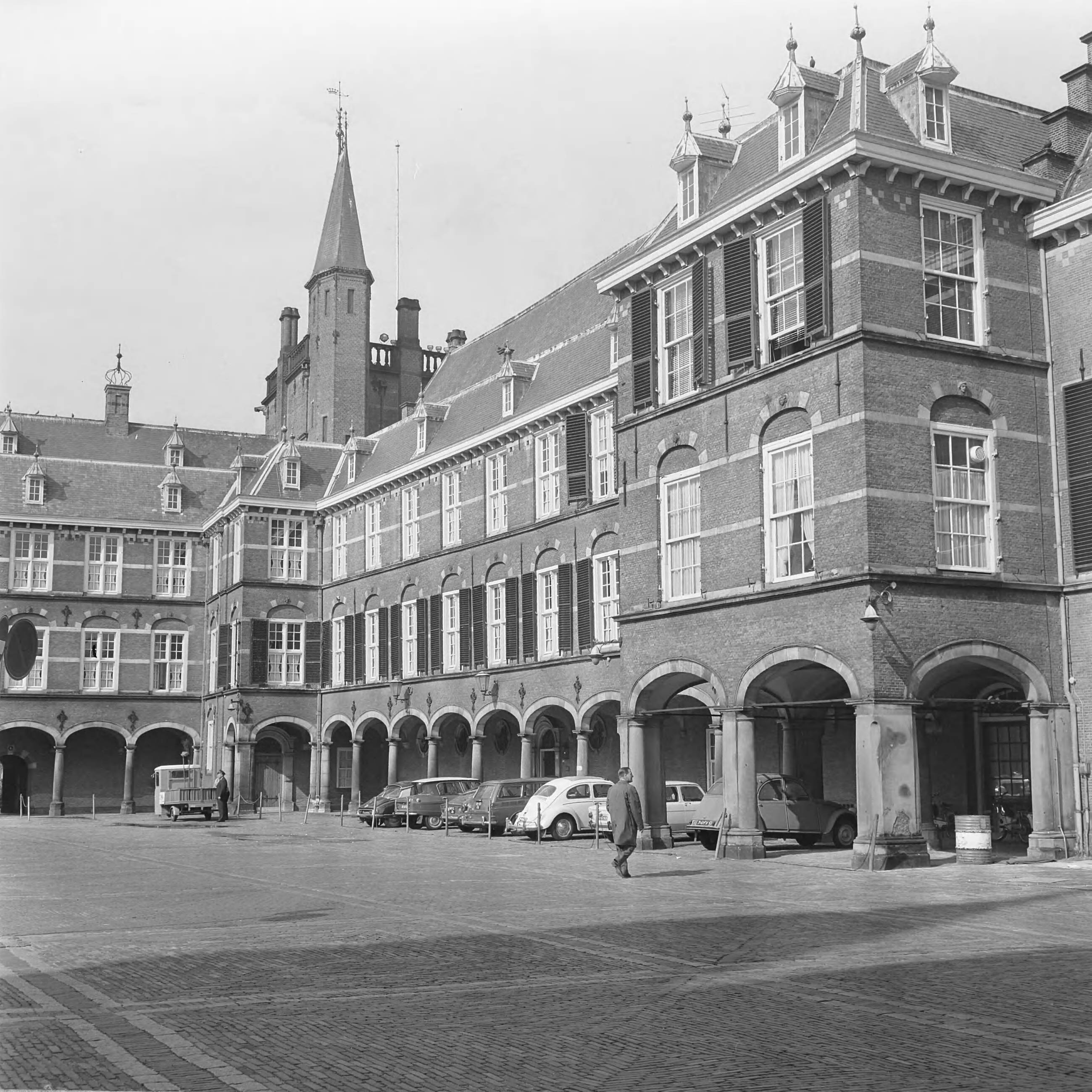 Fotocollectie Anefo — Overzicht Binnenhof Den Haag , ext.: Gebouw I Kamer — Foto: Evers, Joost / Anefo. Licentie: Set B: Rechtenvrij / Publiek Domein. Bron: Nationaal Archief. http://hdl.handle.net/10648/ab77be34-d0b4-102d-bcf8-003048976d84