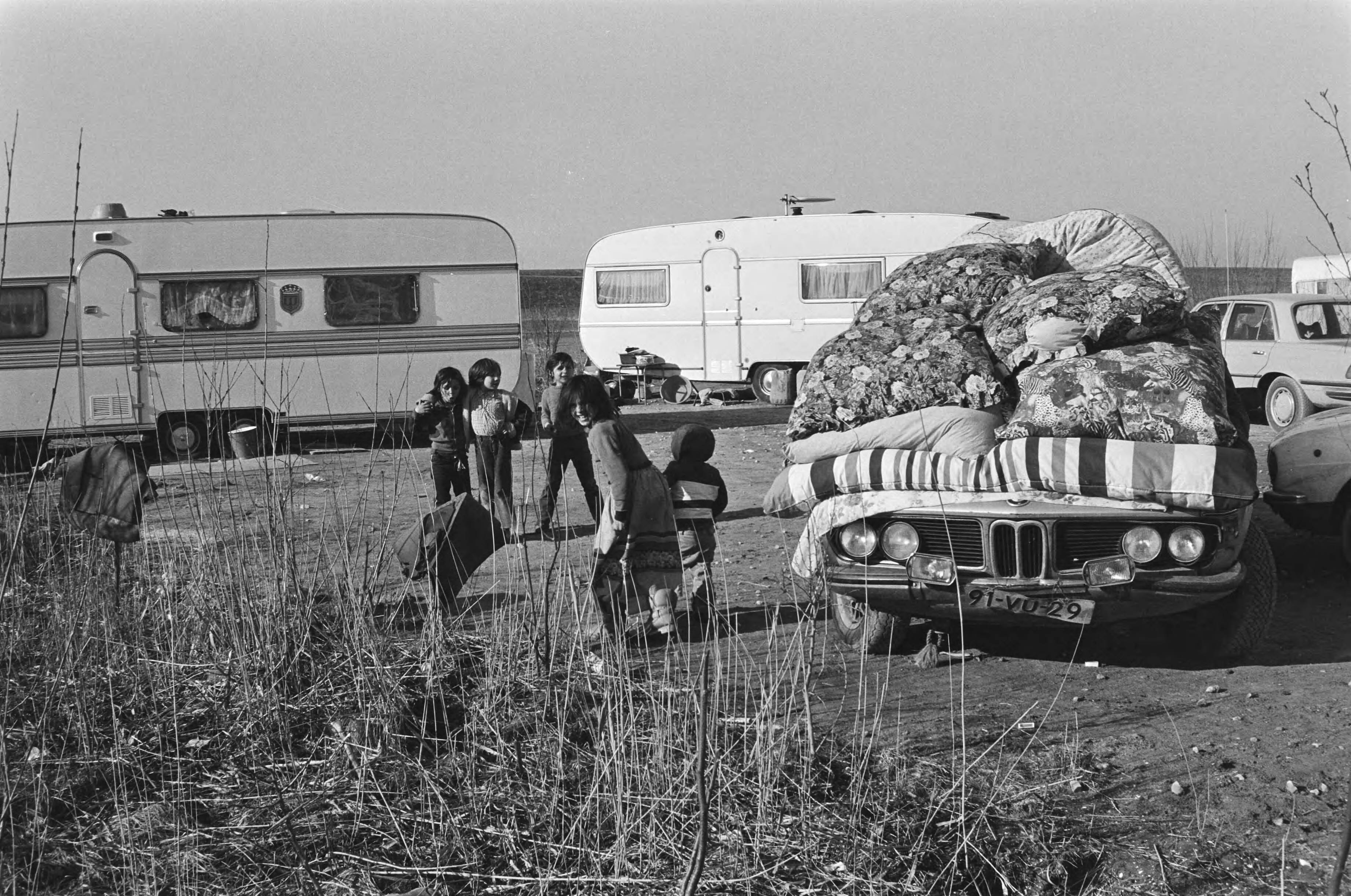 Fotocollectie Anefo — Honderd zigeuners verblijven voorlopig op camping in Almere de verblijfplaats van de zigeuners — Foto: Dijk, Hans van / Anefo. Licentie: Set B: Rechtenvrij / Publiek Domein. Bron: Nationaal Archief. http://hdl.handle.net/10648/acf4cd10-d0b4-102d-bcf8-003048976d84