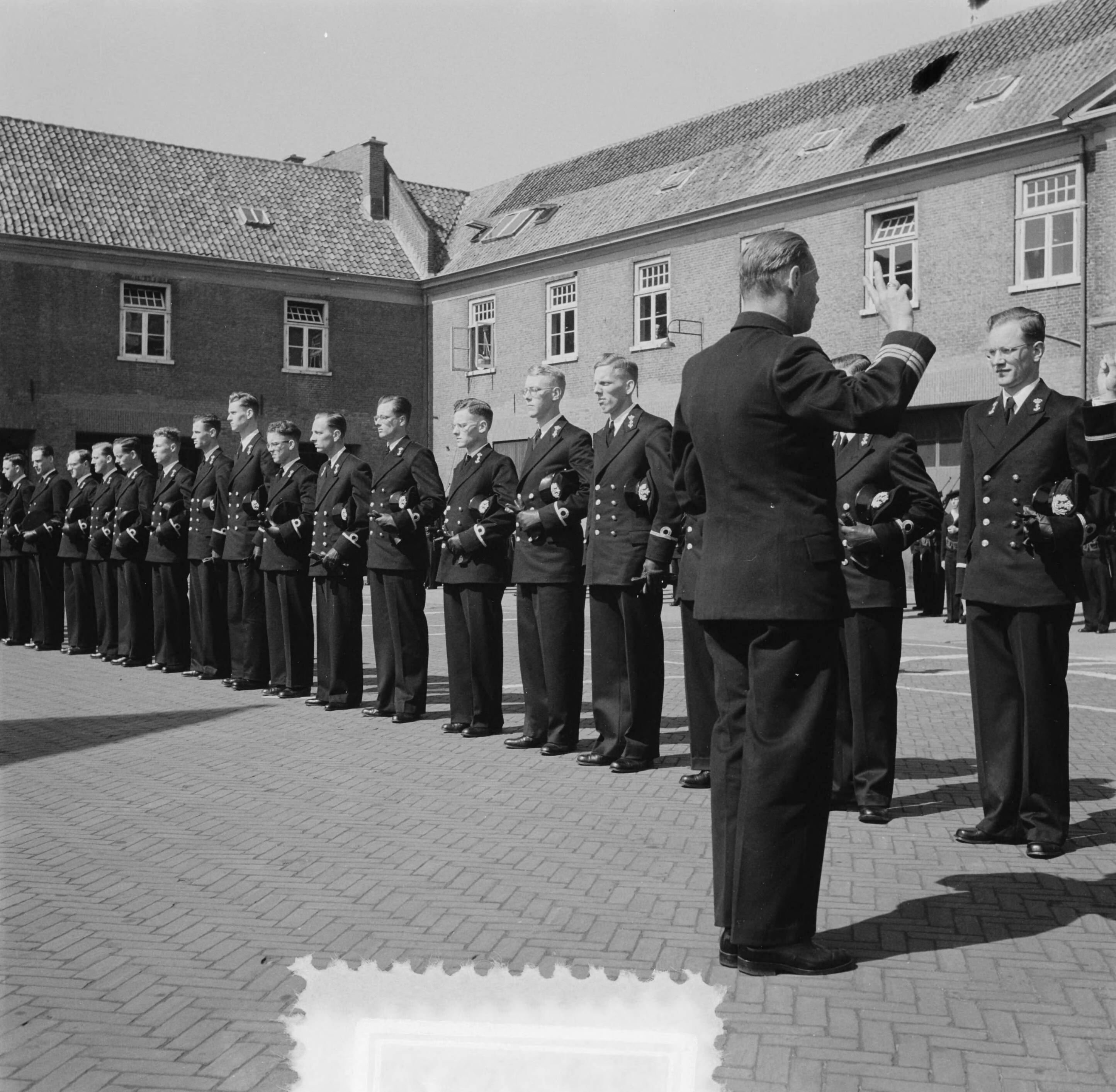 Beëdiging Marine-officieren Den Haag — Foto: Noske, J.D. / Anefo. — Licentie: Set B: Rechtenvrij / Publiek Domein. Bron: Nationaal Archief. http://hdl.handle.net/10648/a8f89610-d0b4-102d-bcf8-003048976d84