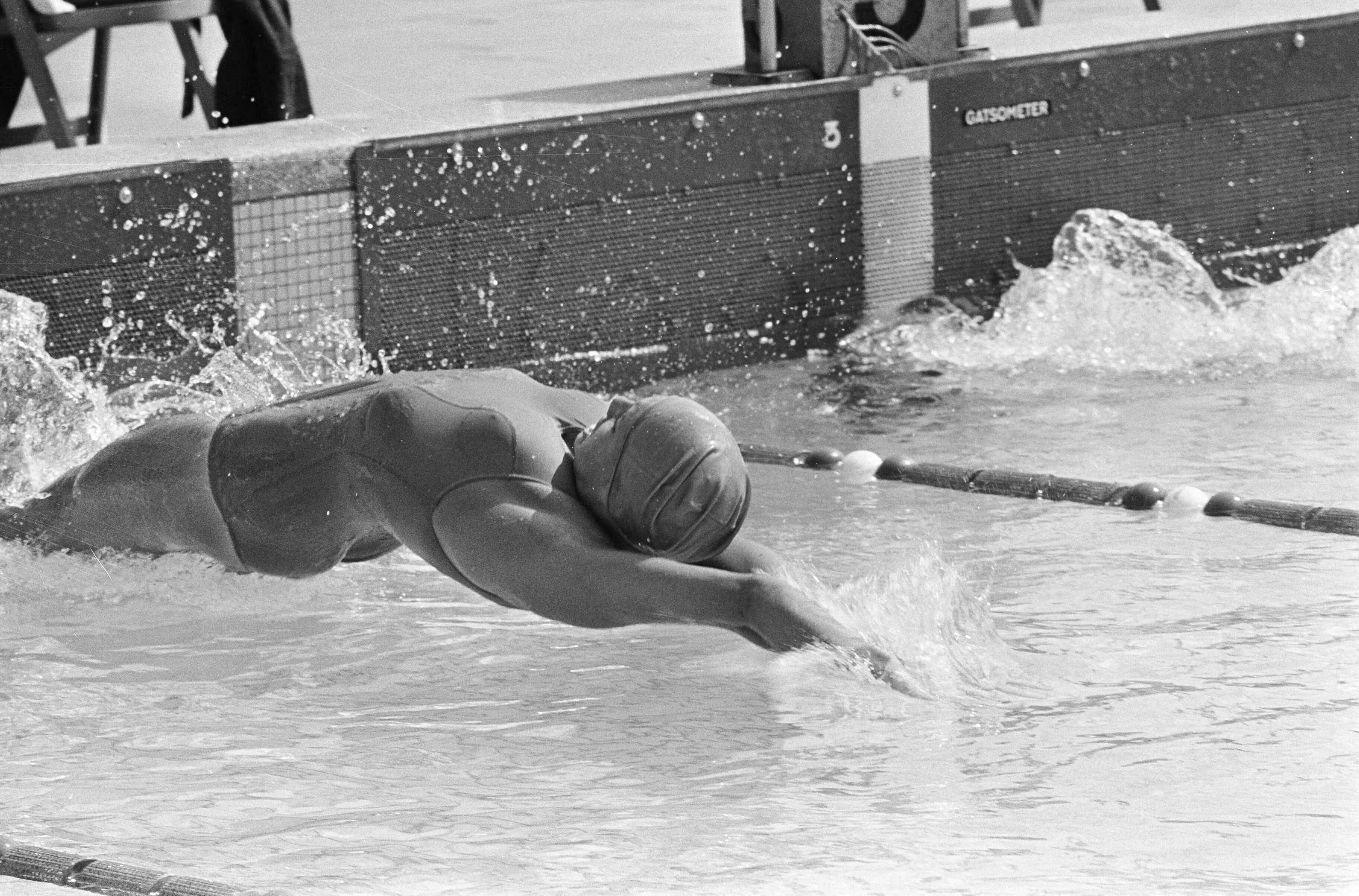Fotocollectie Anefo — Europese Zwemkampioenschappen, een start van Christine (Kiki) Caron — Foto: Kroon, Ron / Anefo. Licentie: Set B: Rechtenvrij / Publiek Domein. Bron: Nationaal Archief. http://hdl.handle.net/10648/aaf7b964-d0b4-102d-bcf8-003048976d84