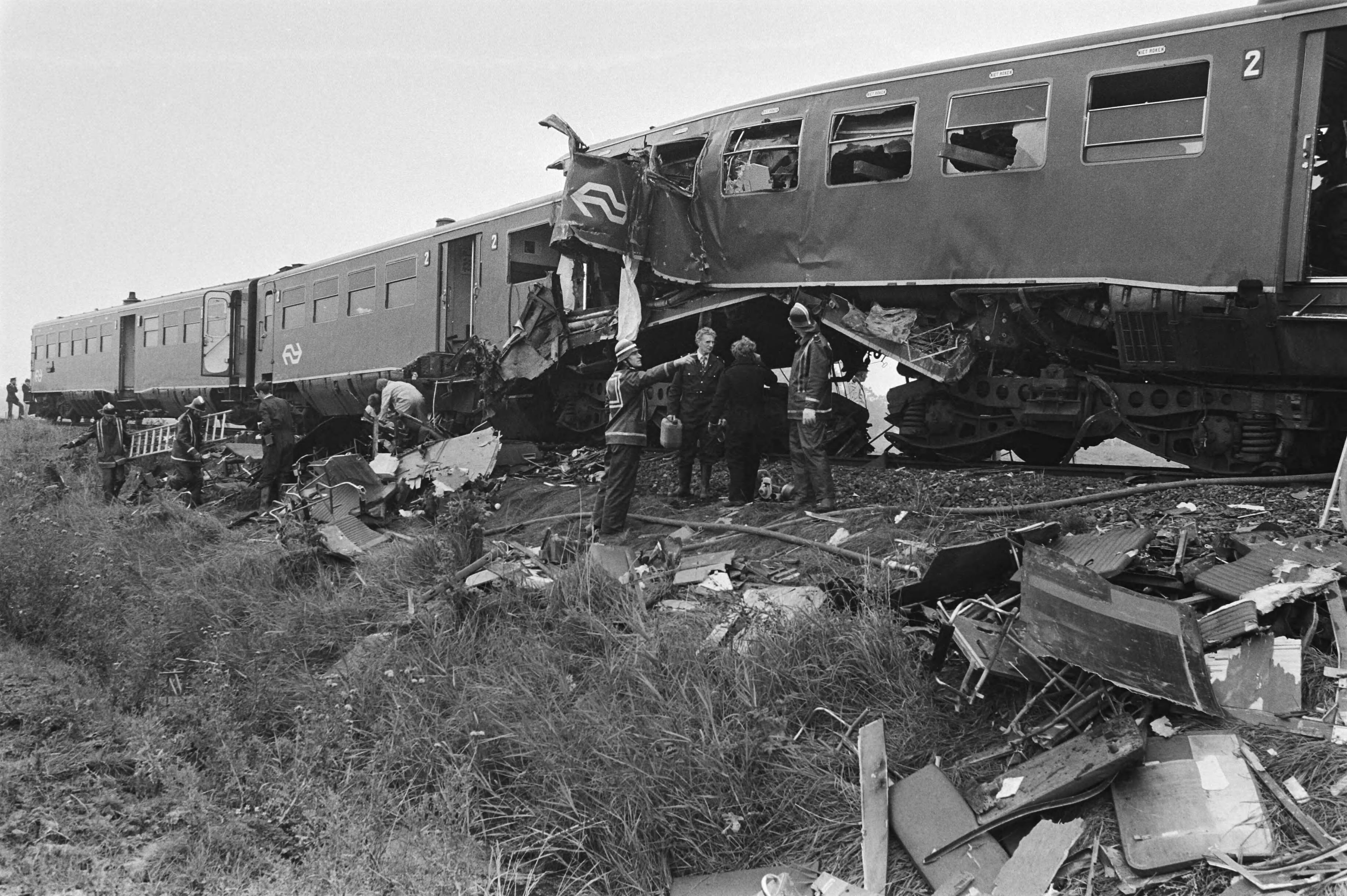 Treinramp Sauwerd — Overzicht van de schade — Foto: Pereira, Fernando / Anefo. Licentie: Set B: Rechtenvrij / Publiek Domein. Bron: Nationaal Archief. http://hdl.handle.net/10648/ace49198-d0b4-102d-bcf8-003048976d84