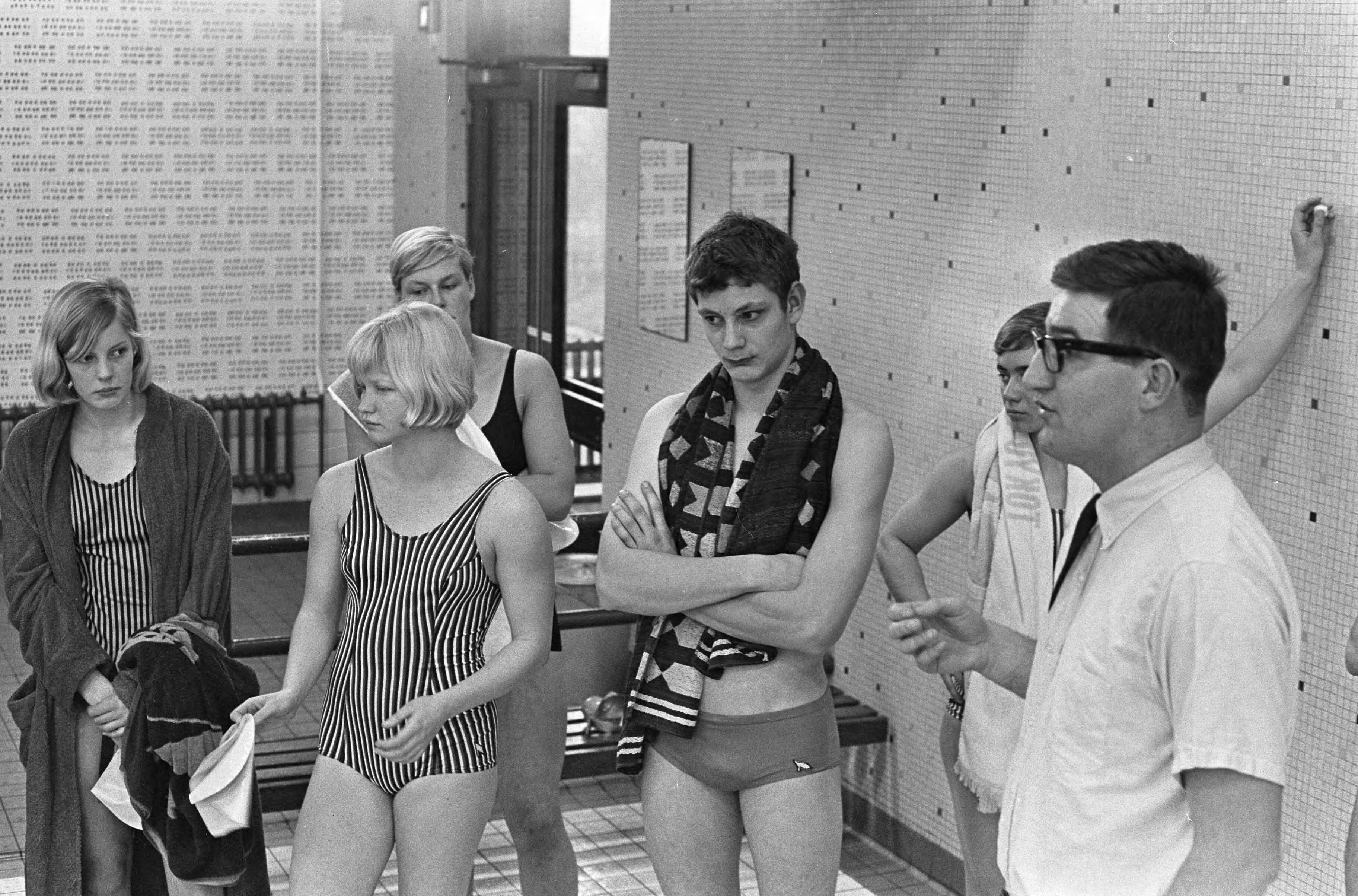 Fotocollectie Anefo — Nederlandse zwemploeg traint onder leiding van Rob Kerkhoven, Kerkhoven geeft uitleg aan zwemmers, waaronder Arjaan den Haan en Ada Kok — Foto: Kroon, Ron / Anefo. Licentie: Set B: Rechtenvrij / Publiek Domein. Bron: Nationaal Archief. http://hdl.handle.net/10648/aad83bd4-d0b4-102d-bcf8-003048976d84