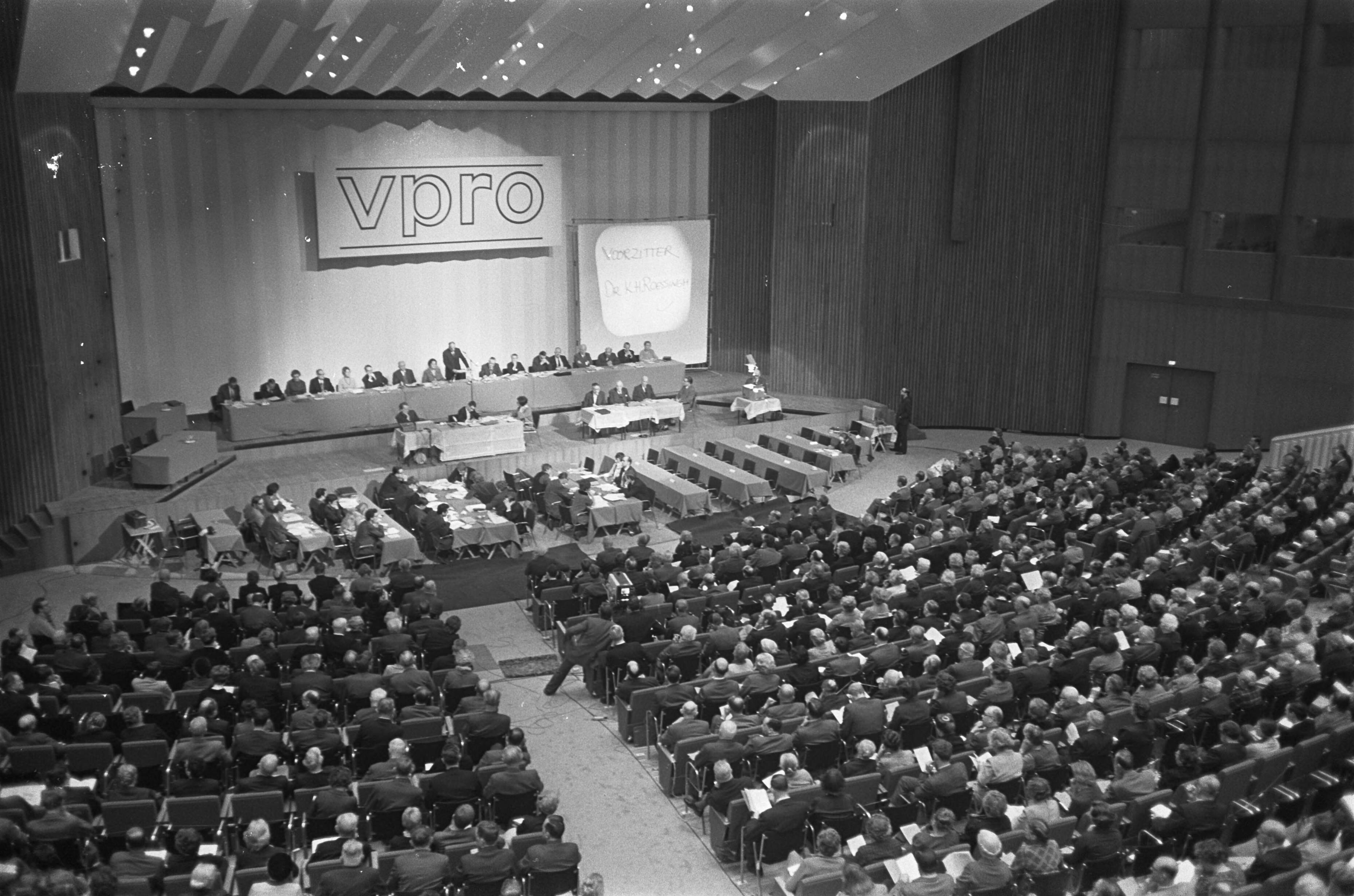 Fotocollectie Anefo — Algemene ledenvergadering van de VPRO in Congresgebouw Den Haag overzicht van de zaal — Foto: Koch, Eric / Anefo. Licentie: Set B: Rechtenvrij / Publiek Domein. Bron: Nationaal Archief. http://hdl.handle.net/10648/ab580530-d0b4-102d-bcf8-003048976d84
