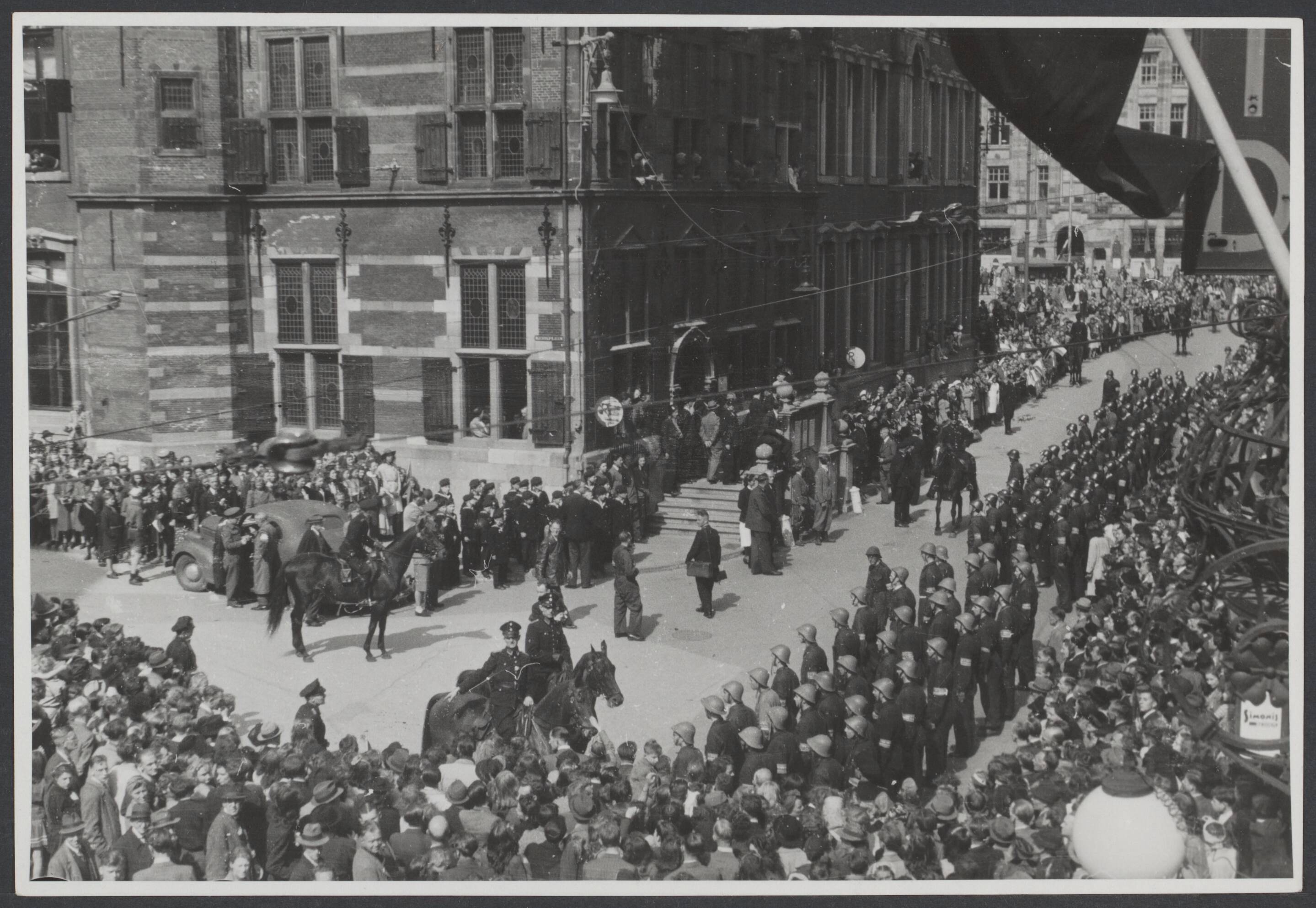 Bevrijding 's Gravenhage (Den Haag) — Intocht Canadezen Den Haag — Foto: Wal, J.Th. A. van der / Spaarnestad. Licentie: Set B: Rechtenvrij / Publiek Domein. Bron: Nationaal Archief. http://hdl.handle.net/10648/e37d7221-5bbb-64e9-4722-48683fa505e9