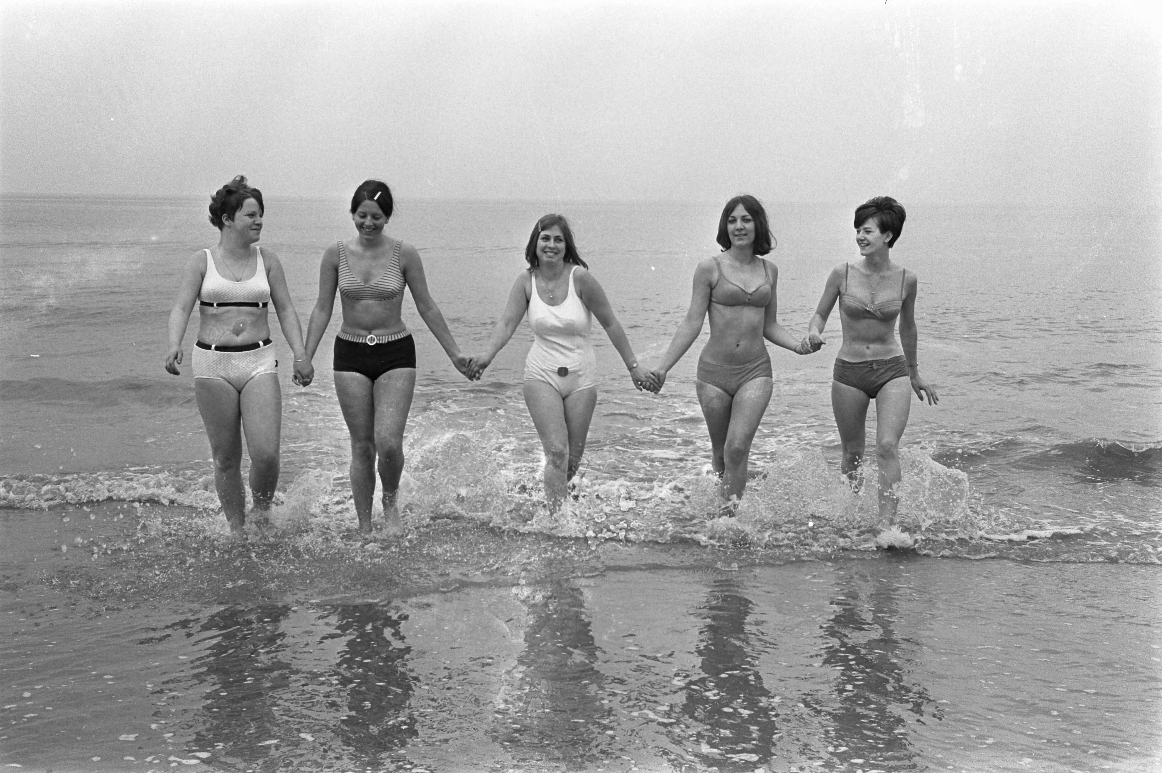Fotocollectie Anefo — Zomers weekend. Vijf meisjes proberen het zeewater te Zandvoort — Foto: Koch, Eric / Anefo. Licentie: Set B: Rechtenvrij / Publiek Domein. Bron: Nationaal Archief. http://hdl.handle.net/10648/ab3d94a2-d0b4-102d-bcf8-003048976d84