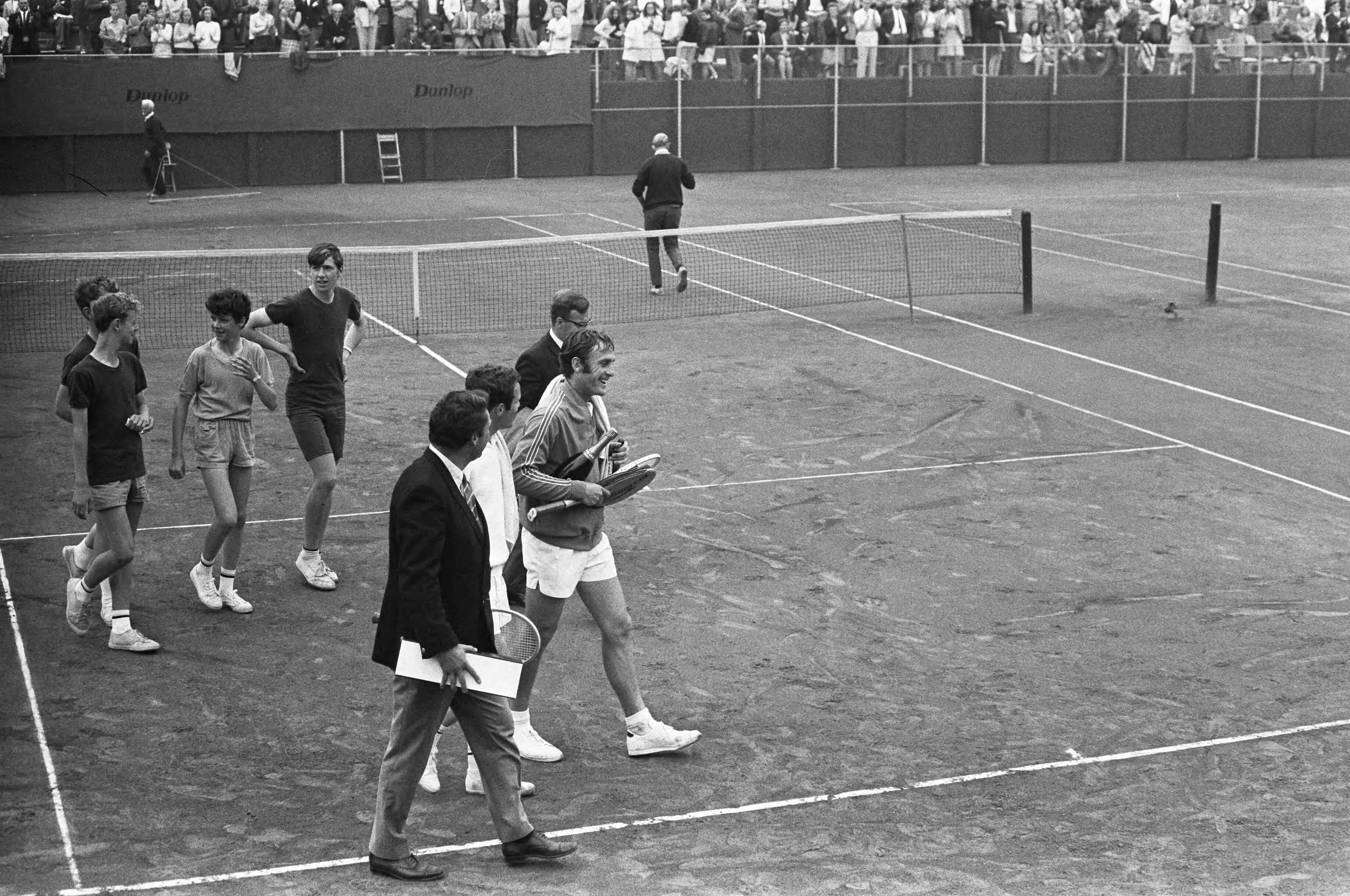 Tenniswedstrijden op de METS-banen te Scheveningen — Tom Okker en John newcombe — Foto: Fotograaf Onbekend / Anefo. Licentie: Set B: Rechtenvrij / Publiek Domein. Bron: Nationaal Archief. http://hdl.handle.net/10648/ab71b246-d0b4-102d-bcf8-003048976d84