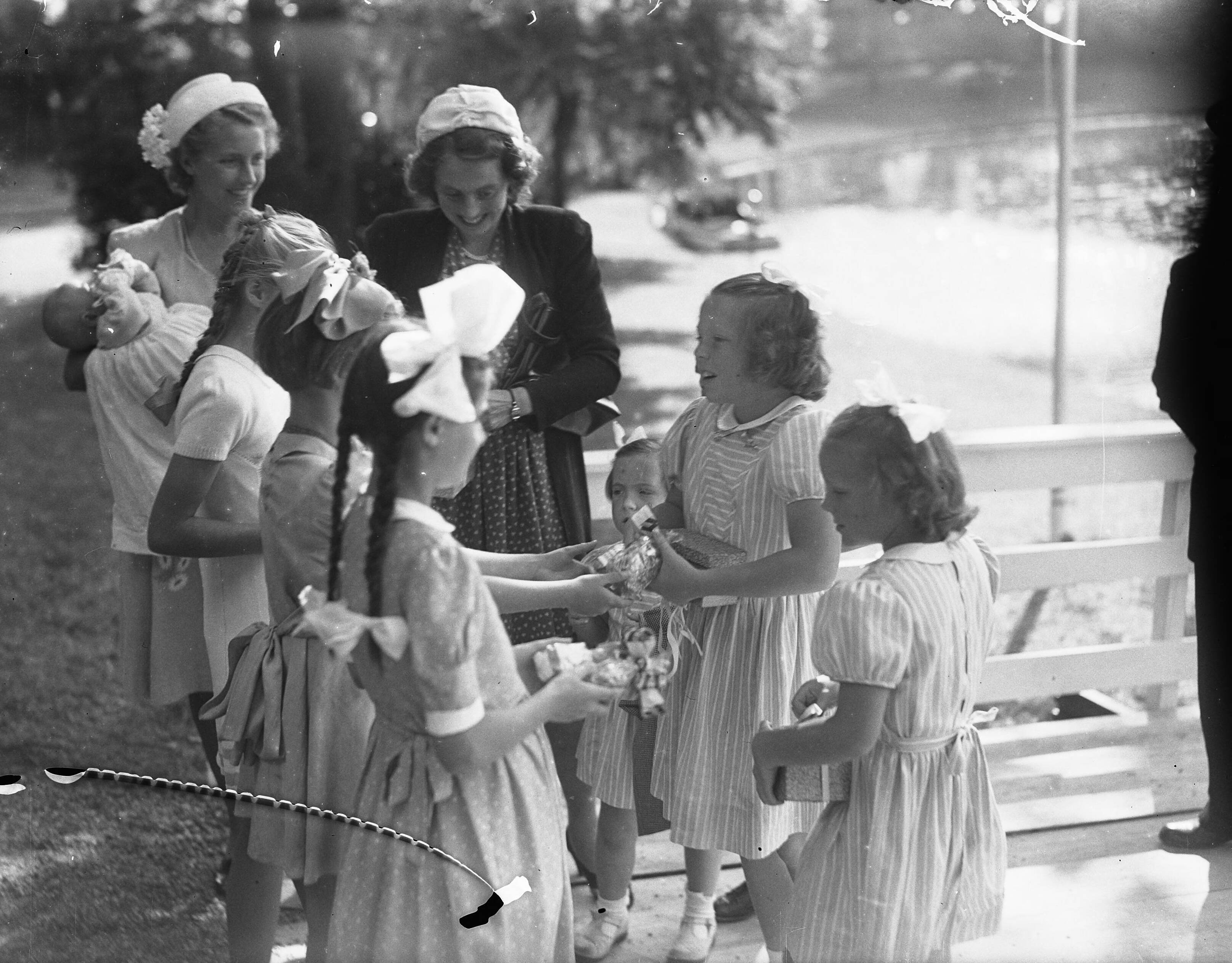 Fotocollectie Anefo — Prinselijk gezin in Leeuwarden. De prinsessen krijgen door Friese meisjes geschenken aangereikt — Foto: Noske, J.D. / Anefo. Licentie: Set B: Rechtenvrij / Publiek Domein. Bron: Nationaal Archief. http://hdl.handle.net/10648/a8ab15ac-d0b4-102d-bcf8-003048976d84