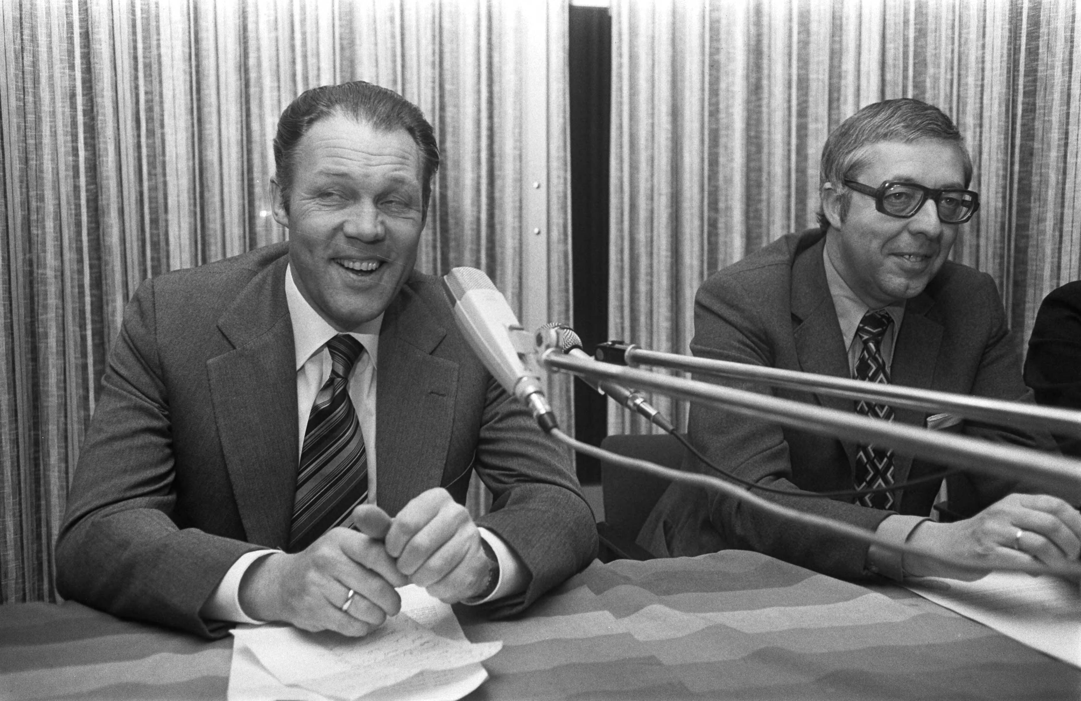 Rinus Michels, supervisor van het Nederlands elftal bij het WK voetbal in 1974 geeft een persconferentie in het KNVB-centrum te Zeist — Rinus Michels (links) en KNVB voorzitter Jacques Hogewoning — Foto: Fotograaf Onbekend / Anefo. Licentie: Set B: Rechtenvrij / Publiek Domein. Bron: Nationaal Archief. http://hdl.handle.net/10648/ac42d0e2-d0b4-102d-bcf8-003048976d84
