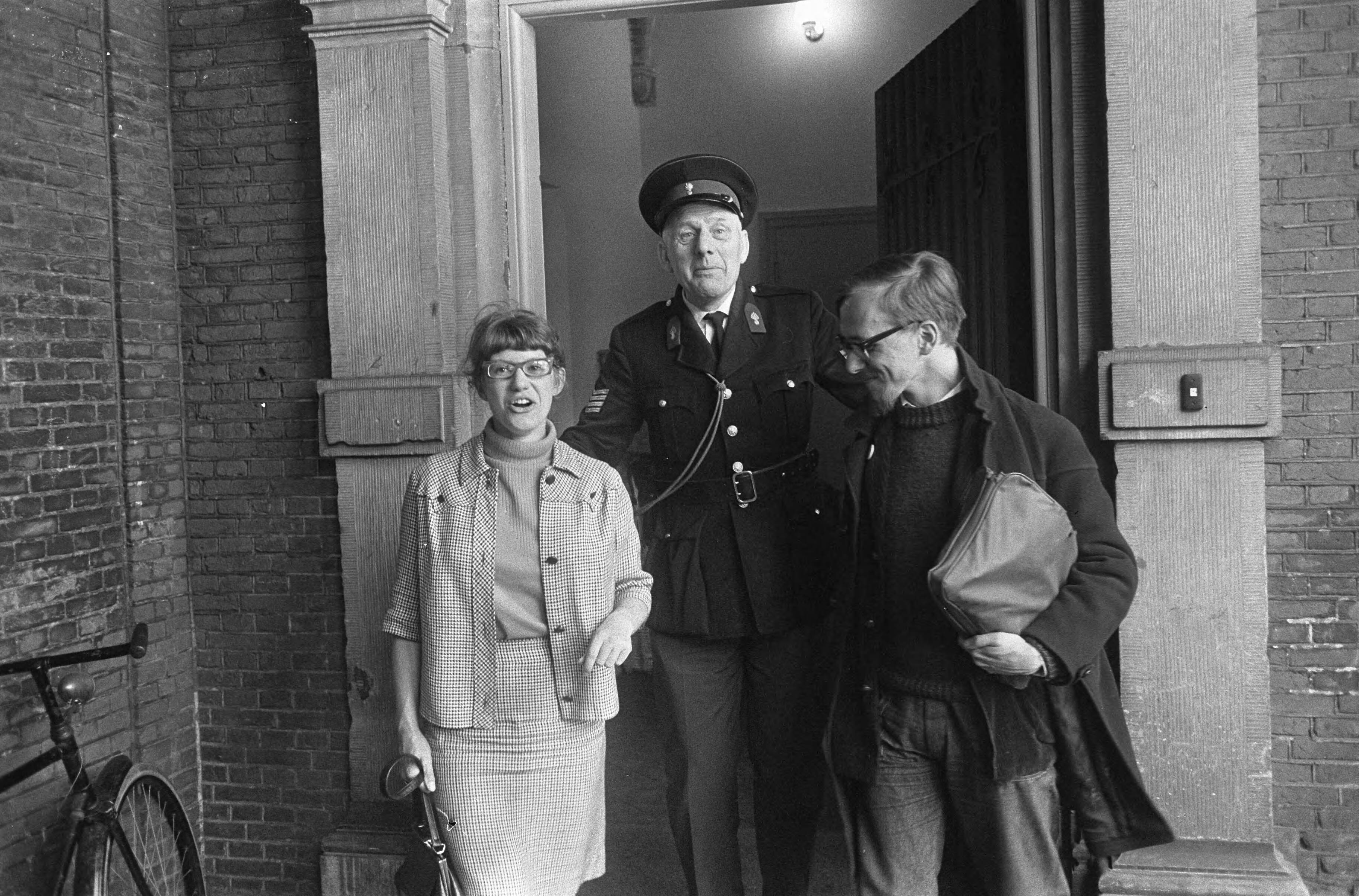 Fotocollectie Anefo — Demonstratie Leidse Studenten bij Eerste Kamer te Den Haag , twee demonstranten kregen een proces-verbaal links Betty Karman , rechts Henk Anptmeyer / — Foto: Koch, Eric / Anefo. Licentie: Set B: Rechtenvrij / Publiek Domein. Bron: Nationaal Archief. http://hdl.handle.net/10648/aaedcc4c-d0b4-102d-bcf8-003048976d84