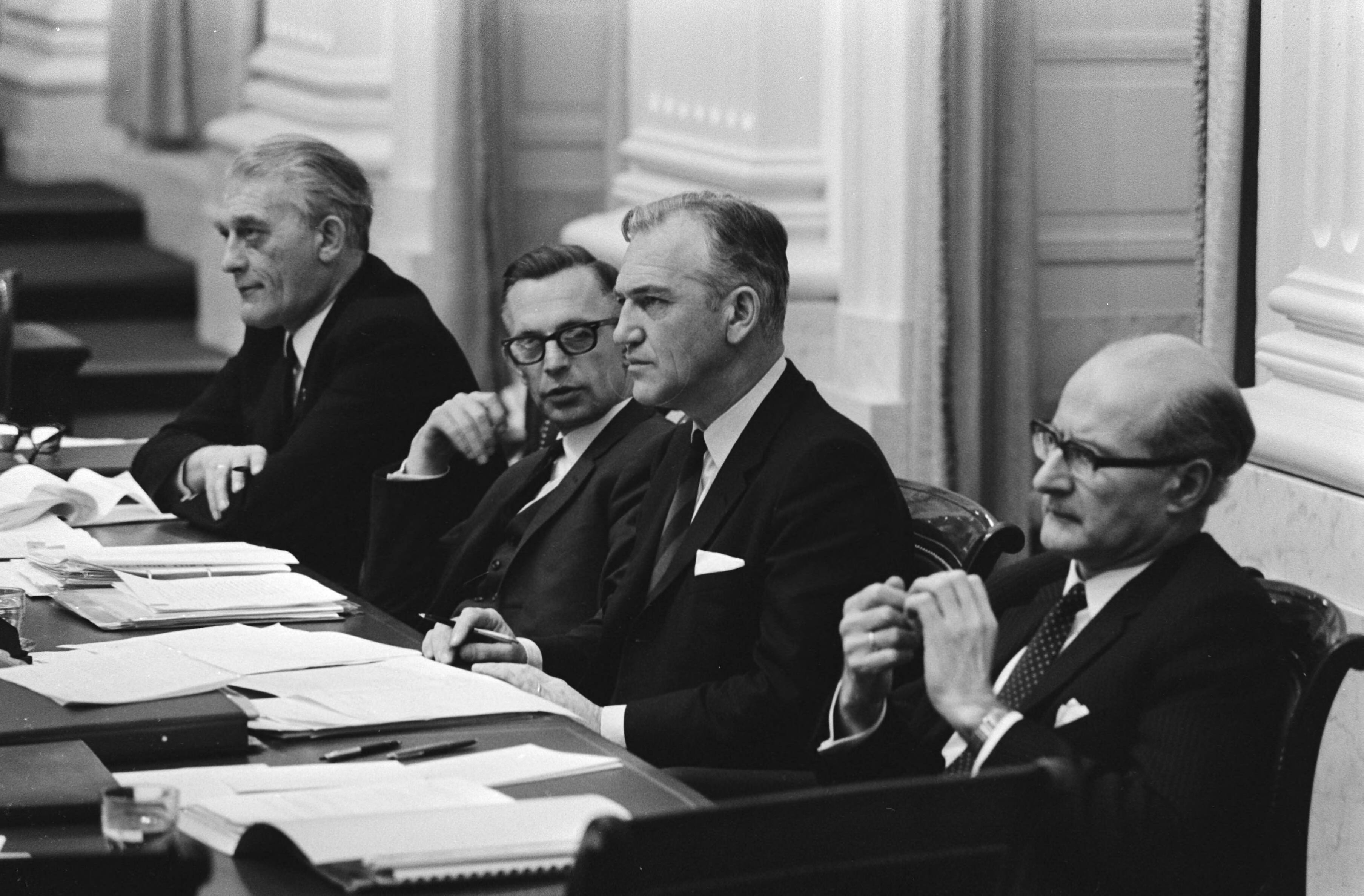 Fotocollectie Anefo — Tweede Kamer behandelt brieven van ministerie van Sociale Zaken, Economische Zaken en Volkshuisvesting m.b.t. Oost-Groningen; v.l.n.r. Roolvink, — Foto: Mieremet, Rob / Anefo. Licentie: Set B: Rechtenvrij / Publiek Domein. Bron: Nationaal Archief. http://hdl.handle.net/10648/abb1906e-d0b4-102d-bcf8-003048976d84