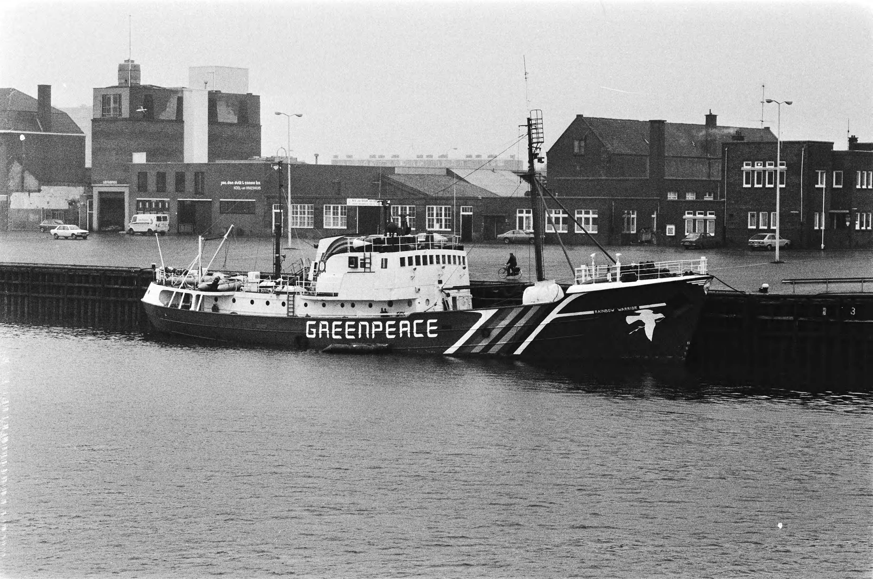 Fotocollectie Anefo — Schip "Rainbow Warrior" van Greenpeace in Scheveningen — Foto: Suyk, Koen / Anefo. Licentie: Set B: Rechtenvrij / Publiek Domein. Bron: Nationaal Archief. http://hdl.handle.net/10648/acc9f478-d0b4-102d-bcf8-003048976d84