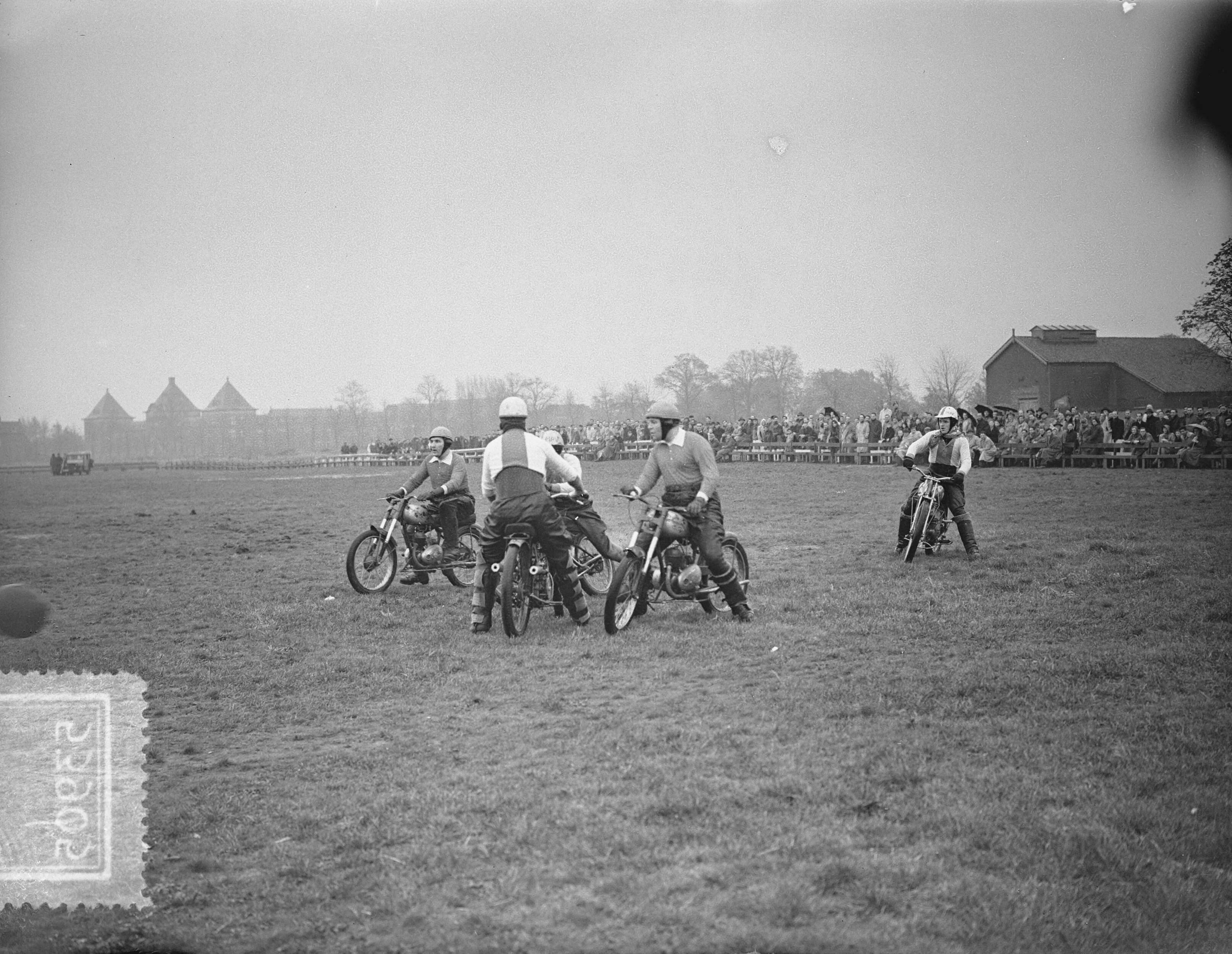 Fotocollectie Anefo — Auto- en motorpolowedstrijden te Breda — Foto: Bilsen, Joop van / Anefo. Licentie: Set B: Rechtenvrij / Publiek Domein. Bron: Nationaal Archief. http://hdl.handle.net/10648/a901fd04-d0b4-102d-bcf8-003048976d84