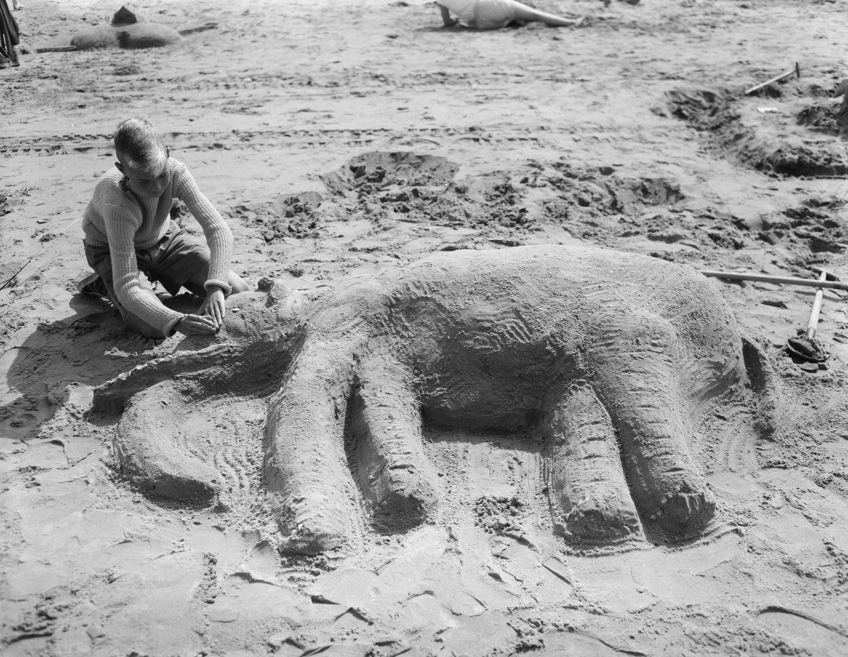 Fotocollectie Anefo — Zandbouwwedstrijd Zandvoort, een olifant — Foto: Noske, J.D. / Anefo. Licentie: Set B: Rechtenvrij / Publiek Domein. Bron: Nationaal Archief. http://hdl.handle.net/10648/a9396b86-d0b4-102d-bcf8-003048976d84