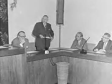 Fotocollectie Anefo — Officiele instelling Bedrijfschap voor Zeep , Wasmiddelen- en Reinigingsmiddelenindustrie in het gebouw van de SER te Den Haag. Sprekend de plaatsvervangend voorzitter van het nieuwe bedrijfschap, J. Van der Herik — Foto: Rossem, Wim van / Anefo. Licentie: Set B: Rechtenvrij / Publiek Domein. Bron: Nationaal Archief. http://hdl.handle.net/10648/a98bdd26-d0b4-102d-bcf8-003048976d84