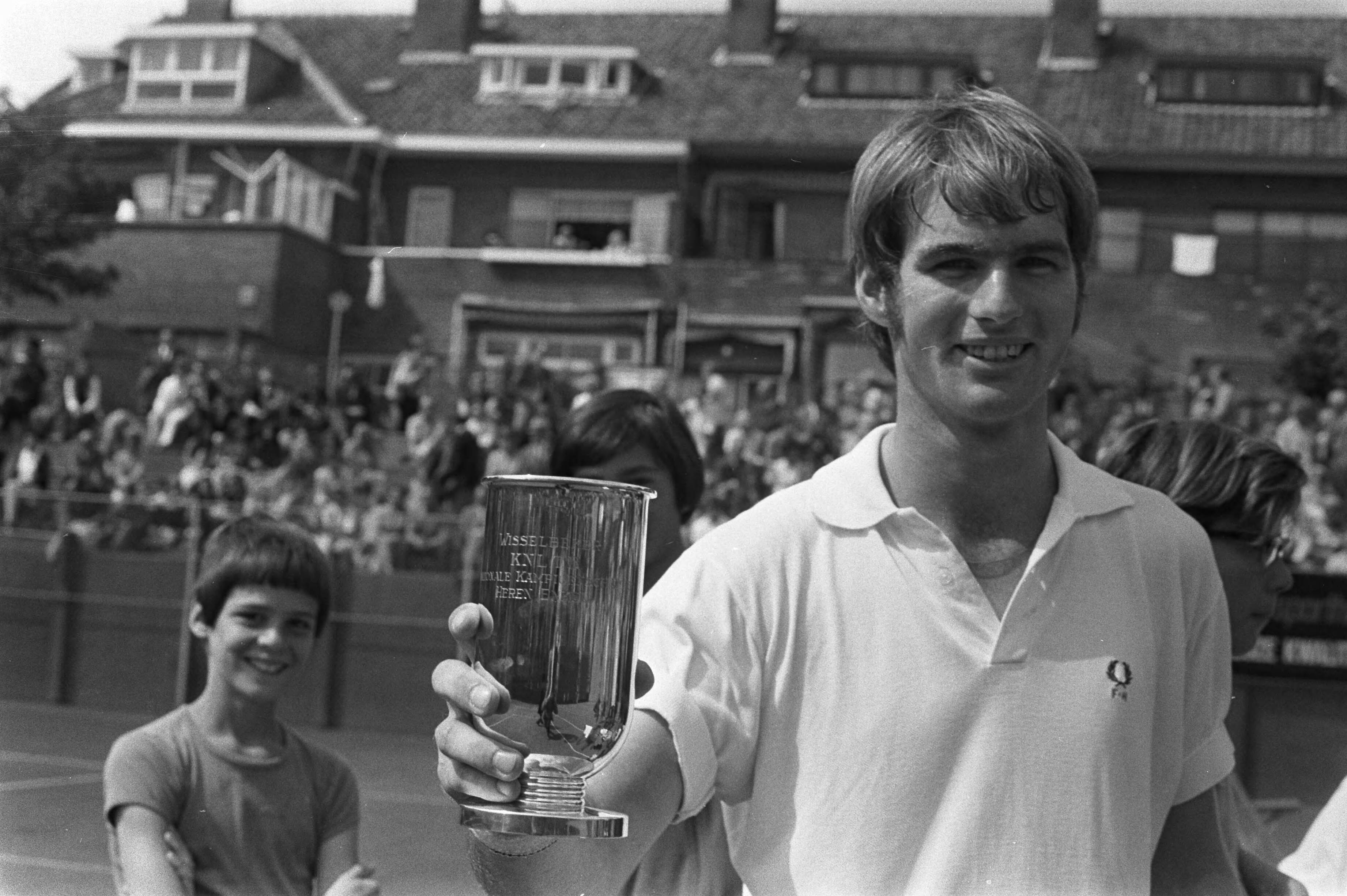 Fotocollectie Anefo — Nederlandse tenniskampioenschappen 1971 Scheveningen, Fred Hemmes met beker — Foto: Punt, W. / Anefo. Licentie: Set B: Rechtenvrij / Publiek Domein. Bron: Nationaal Archief. http://hdl.handle.net/10648/abc9eed4-d0b4-102d-bcf8-003048976d84