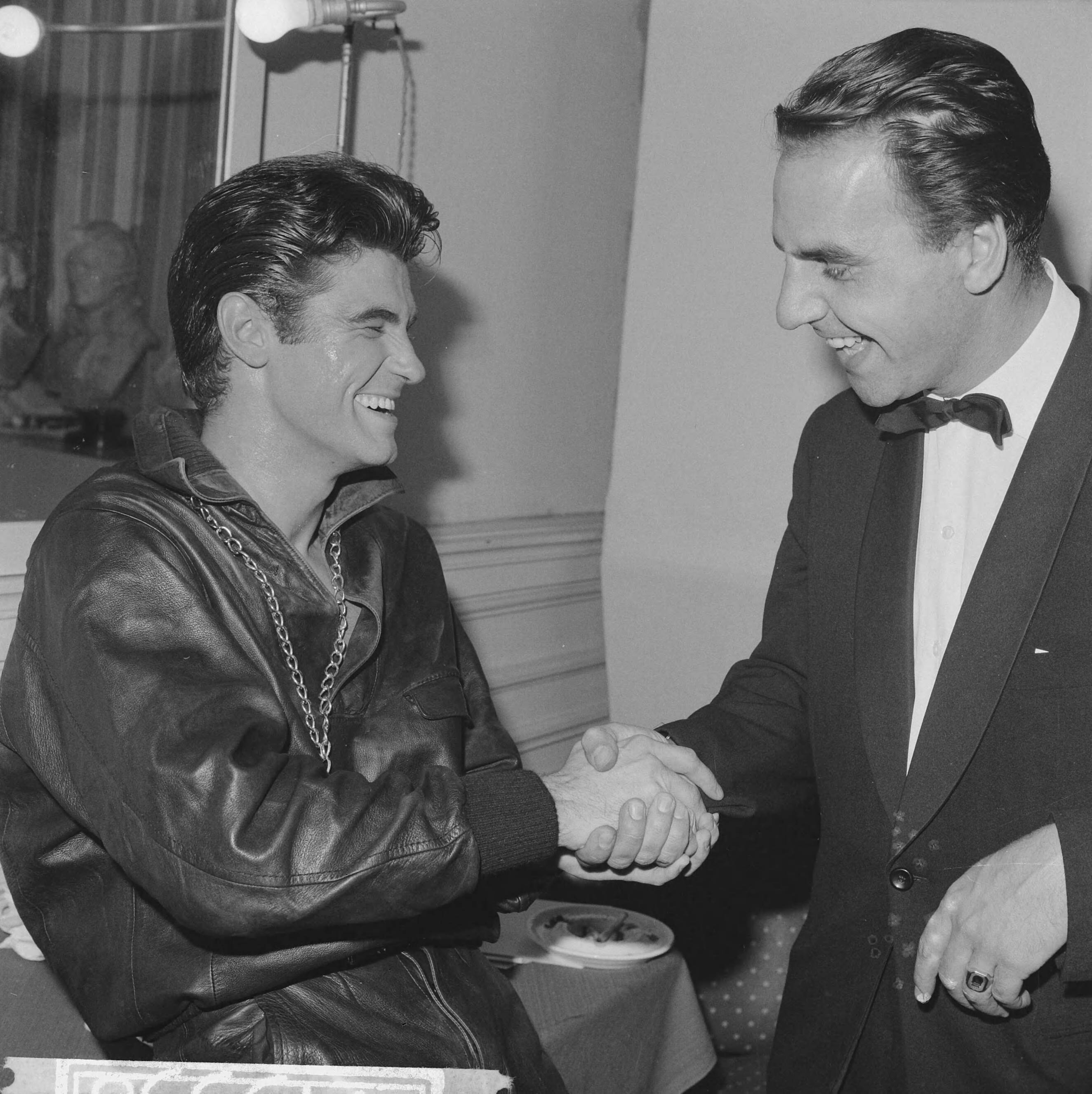 Grand Gala du Disque 1962 — Grand Gala du Disque, Willem Duys (rechts) met Vince Taylor — Foto: Koch, Eric / Anefo. Licentie: Set B: Rechtenvrij / Publiek Domein. Bron: Nationaal Archief. http://hdl.handle.net/10648/aa19652e-d0b4-102d-bcf8-003048976d84