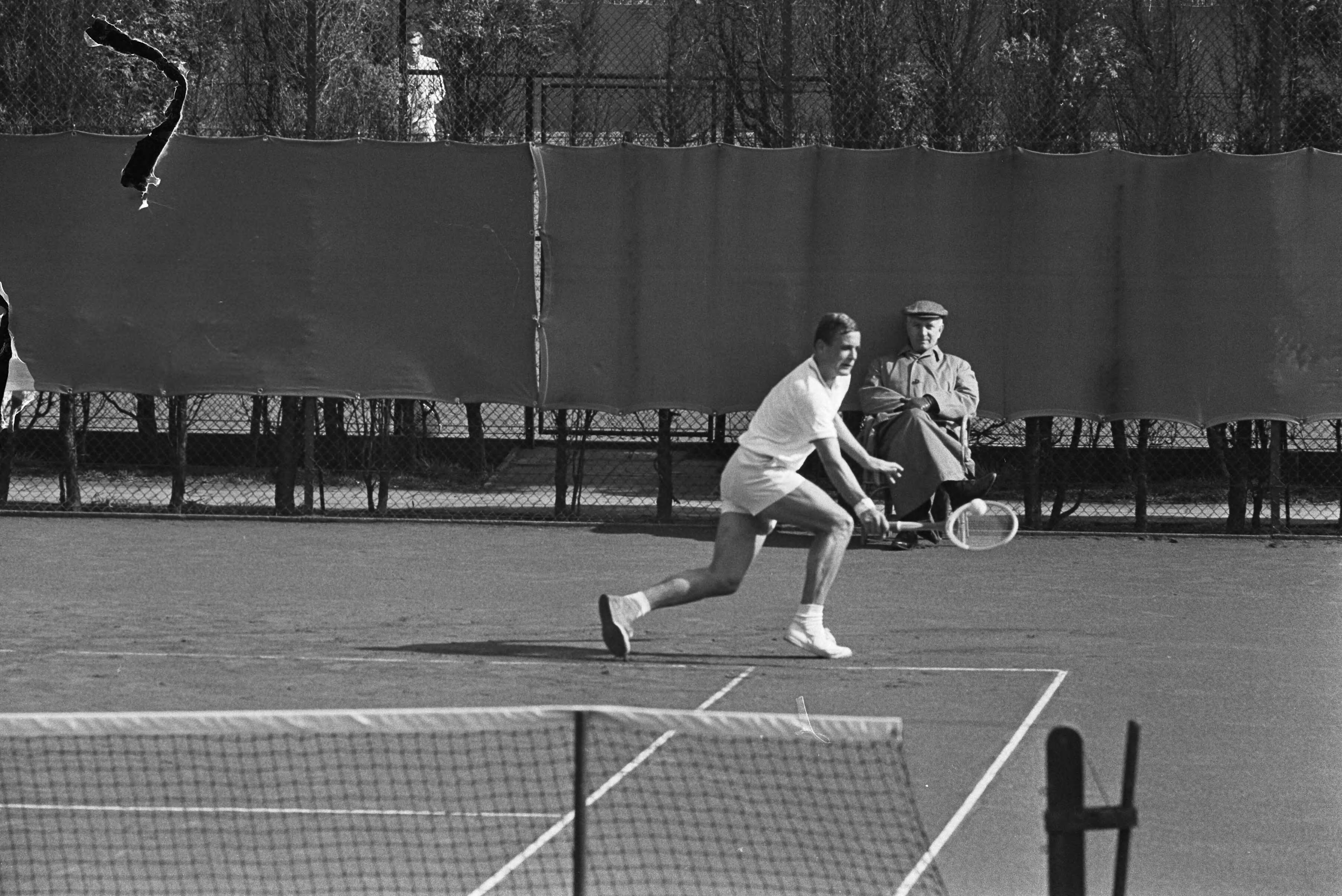 Fotocollectie Anefo — Tennis, Training voor Davis Cup. Oefenwedstrijd van Nederland tegen Zuid-Rhodesië op tennispark Klein Zwitserland te Den Haag, Jan Hajer in actie — Foto: Steinmeier, Hans / Anefo. Licentie: Set B: Rechtenvrij / Publiek Domein. Bron: Nationaal Archief. http://hdl.handle.net/10648/aaa22940-d0b4-102d-bcf8-003048976d84