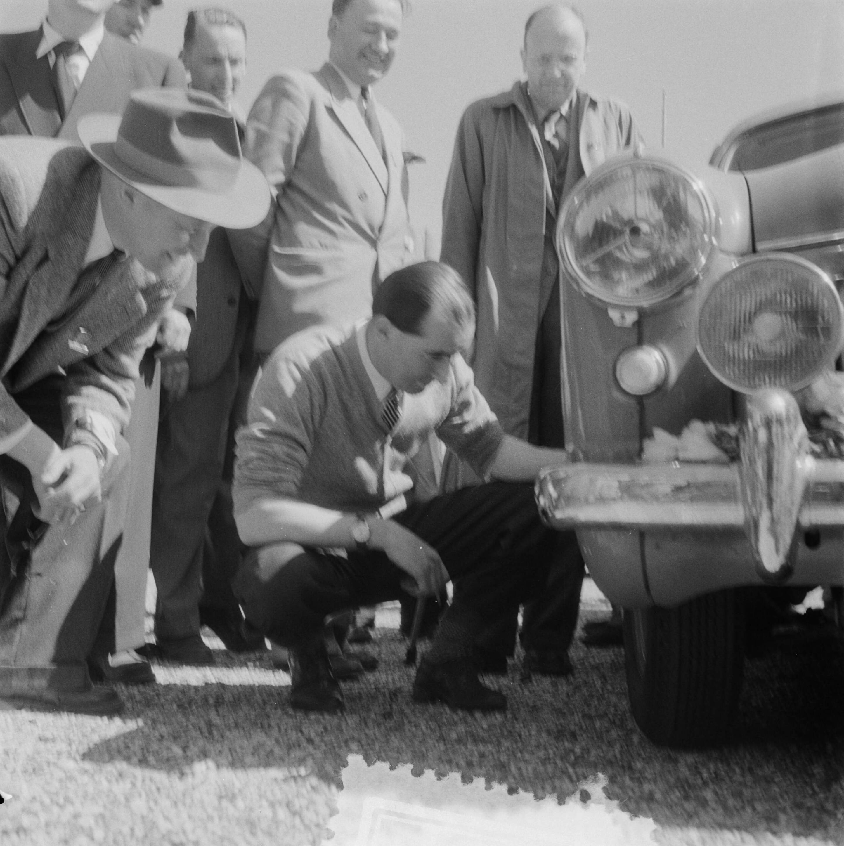 Tulpenrally 1952 — Tulpenrallye. Snelheidsproef op circuit Zandvoort. Ken Wharton inspecteert zijn auto — Foto: Noske, J.D. / Anefo. Licentie: Set B: Rechtenvrij / Publiek Domein. Bron: Nationaal Archief. http://hdl.handle.net/10648/a8f8a510-d0b4-102d-bcf8-003048976d84