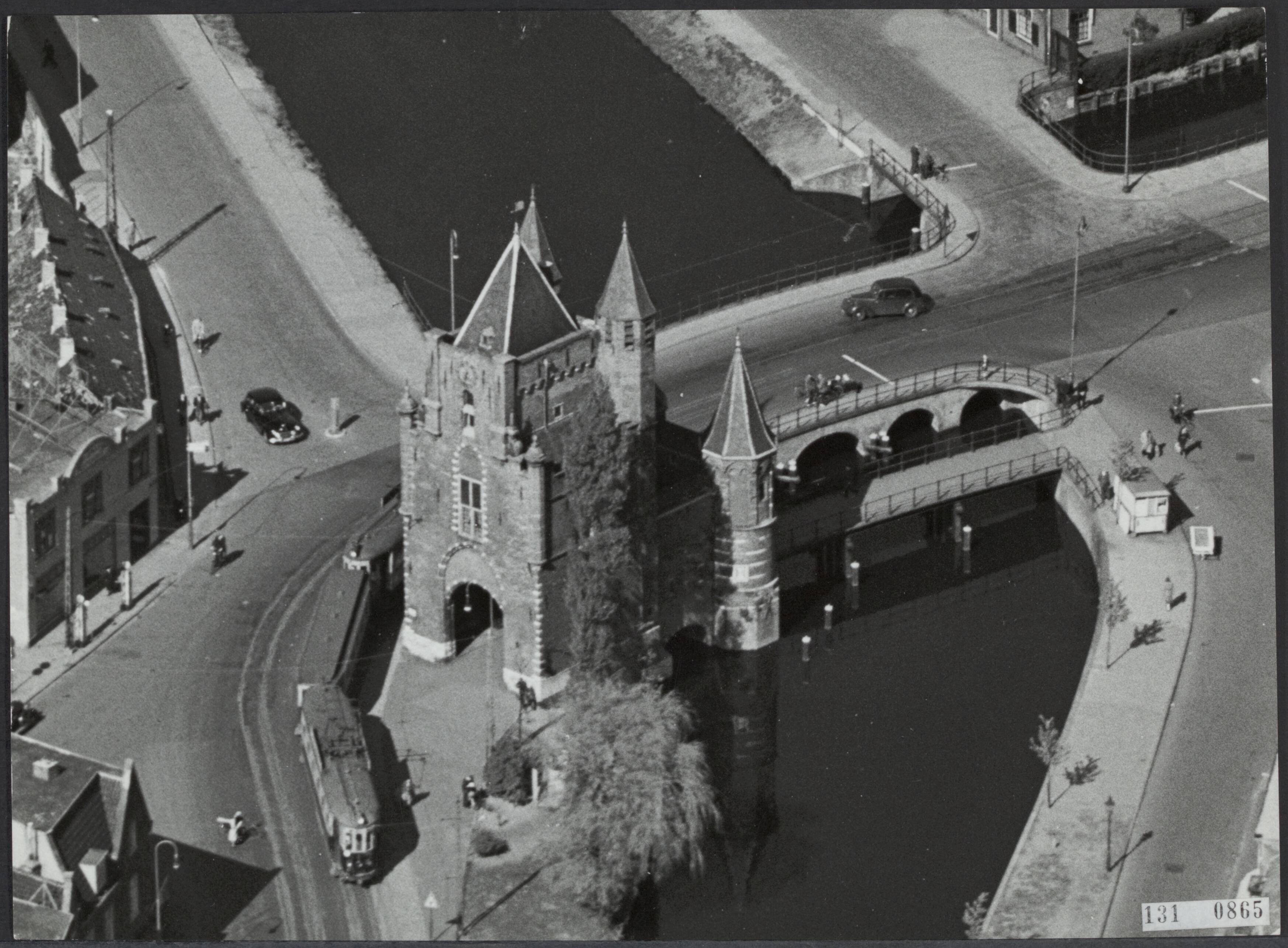 Fotocollectie Rijksvoorlichtingsdienst Eigen — Luchtopname. De Amsterdamse Poort is het enige wat van de oude vestingwerken te Haarlem gespaard bleef — Foto: KLM Aerocarto / Rechtenvrij. Licentie: Set B: Rechtenvrij / Publiek Domein. Bron: Nationaal Archief. http://hdl.handle.net/10648/af50bb00-d0b4-102d-bcf8-003048976d84