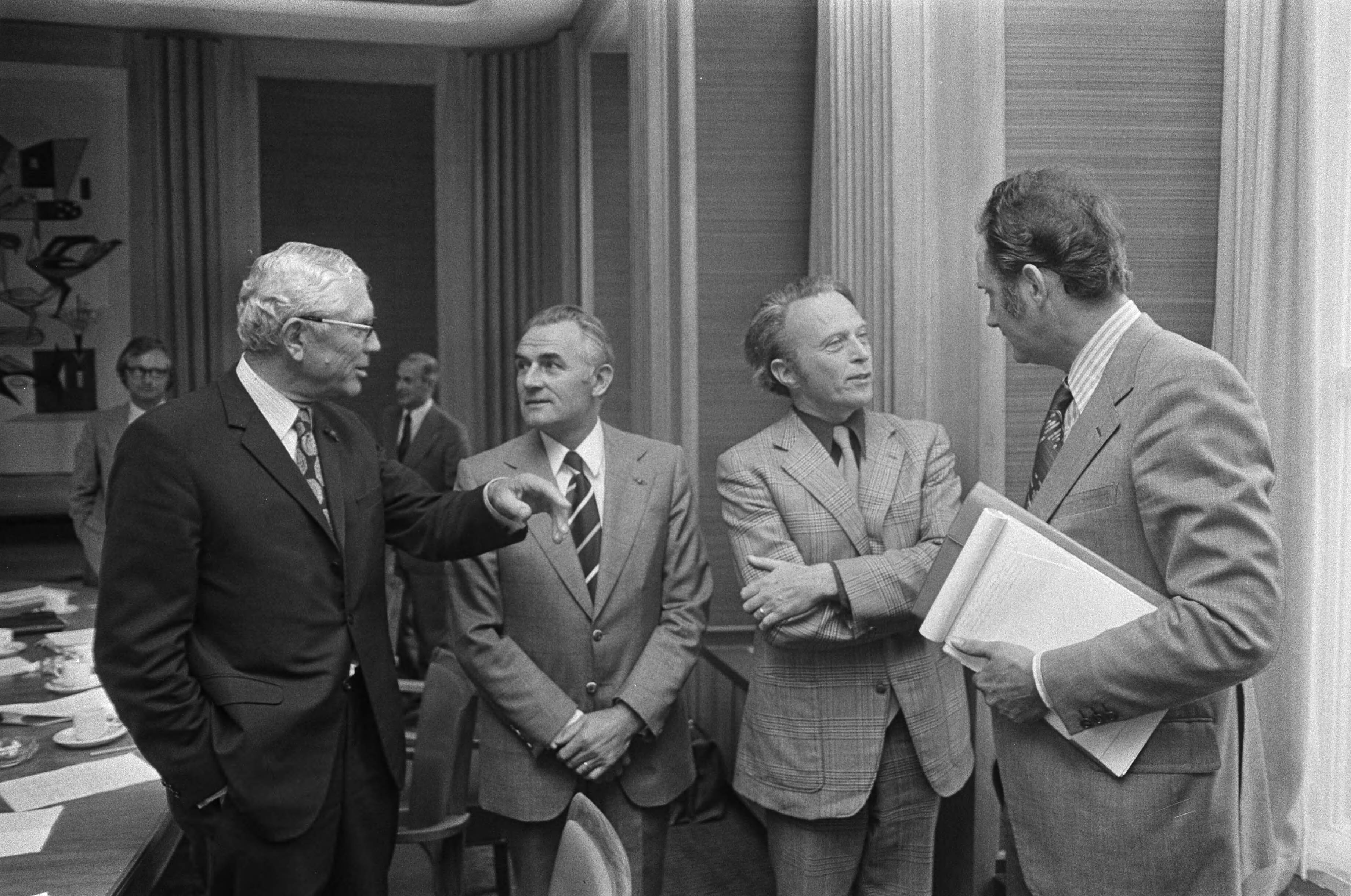 Fotocollectie Anefo — Waarnemend Minister van Landbouw , Boersma ontvangt gedelegeerden van de boeren en tuindersbond in Den Haag v.l.n.r. Knotnerus (KNLC), Mertens (KNBTB), Boersma en — Foto: Peters, Hans / Anefo. Licentie: Set B: Rechtenvrij / Publiek Domein. Bron: Nationaal Archief. http://hdl.handle.net/10648/ac51d1be-d0b4-102d-bcf8-003048976d84