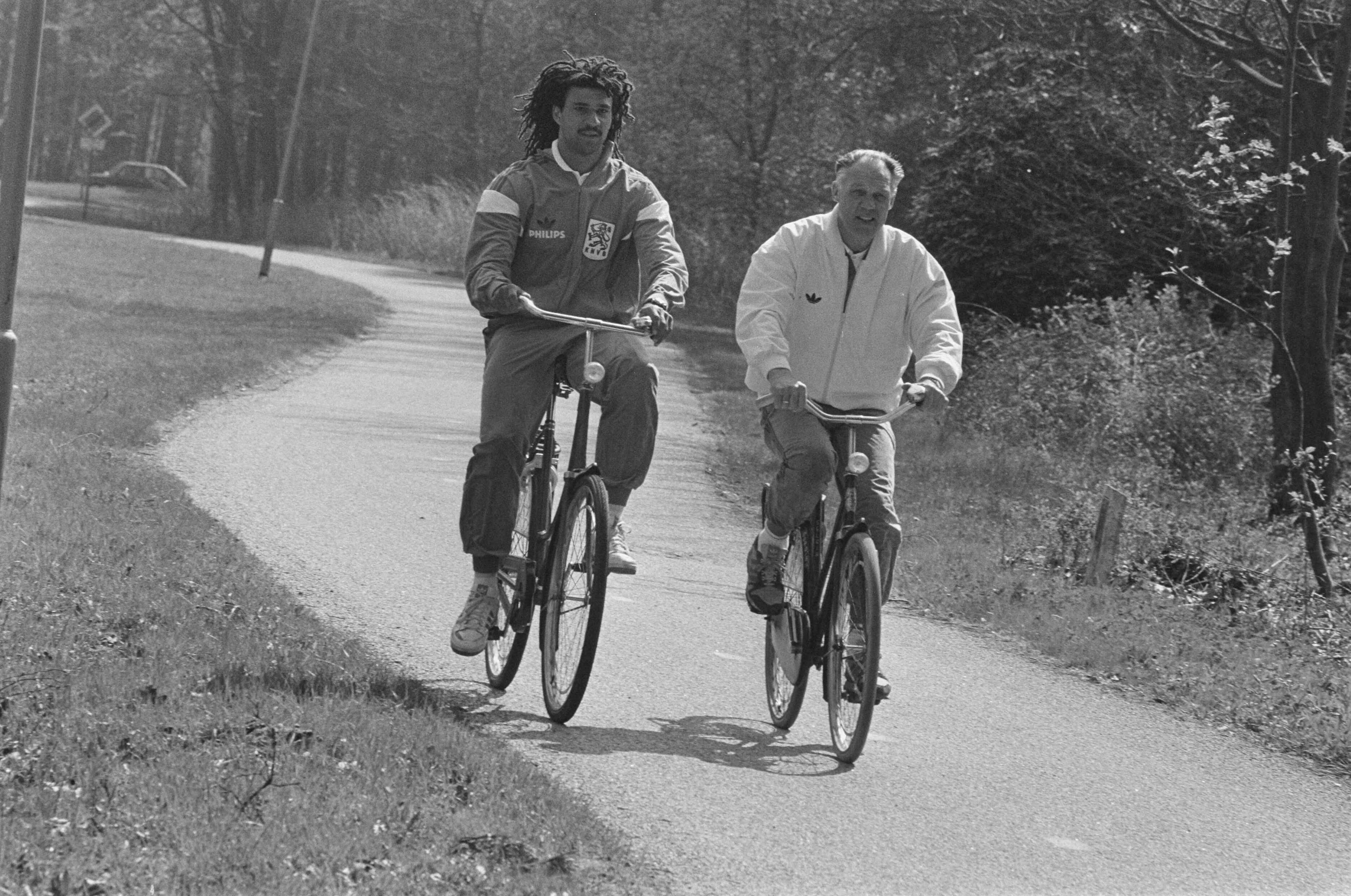 Fotocollectie Anefo — Nederlands elftal maakt fietstochtje in Zeist; Ruud Gull (l) en Rinus Michels — Foto: Bogaerts, Rob / Anefo. Licentie: Set B: Rechtenvrij / Publiek Domein. Bron: Nationaal Archief. http://hdl.handle.net/10648/ad5f8f92-d0b4-102d-bcf8-003048976d84
