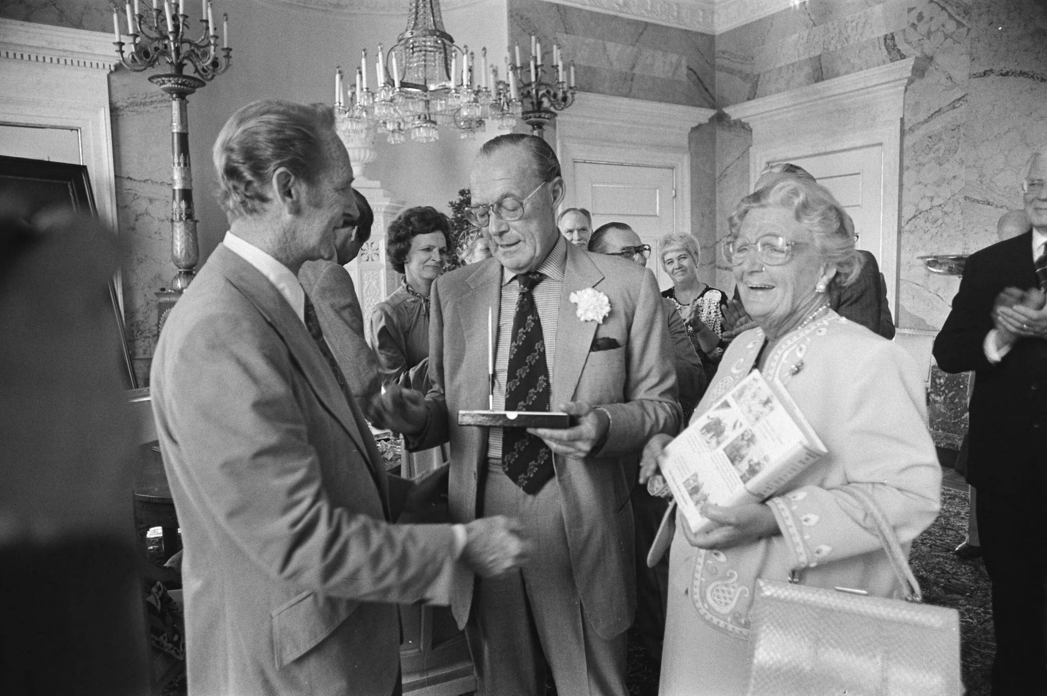 Boek over de 101e Airborne Division door oudstrijders aan koningin Juliana aangeboden op Paleis Soestdijk — De president van de 101st Airborne Division Association, Weldon Combs, overhandigt een boek over deze divisie aan koningin Juliana, terwijl prins Bernhard een pennenset uitreikt? — Foto: Suyk, Koen / Anefo. Licentie: Set B: Rechtenvrij / Publiek Domein. Bron: Nationaal Archief. http://hdl.handle.net/10648/acd150ce-d0b4-102d-bcf8-003048976d84