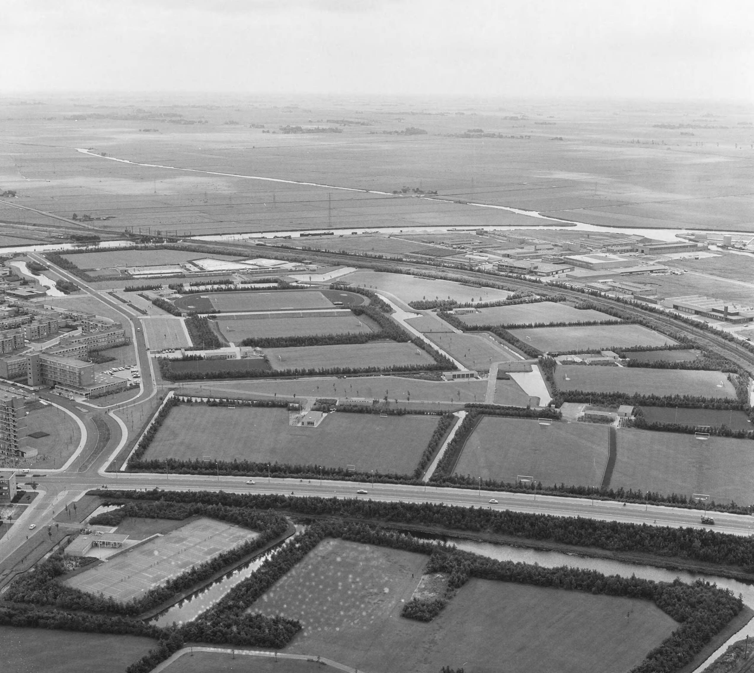 Fotocollectie Nederlandse Heidemaatschappij — Luchtopname. Openluchtzwembad Nijlân te Leeuwarden — Foto: Fotograaf Onbekend / Heidemij. Licentie: Set B: Rechtenvrij / Publiek Domein. Bron: Nationaal Archief. http://hdl.handle.net/10648/ae86888a-d0b4-102d-bcf8-003048976d84