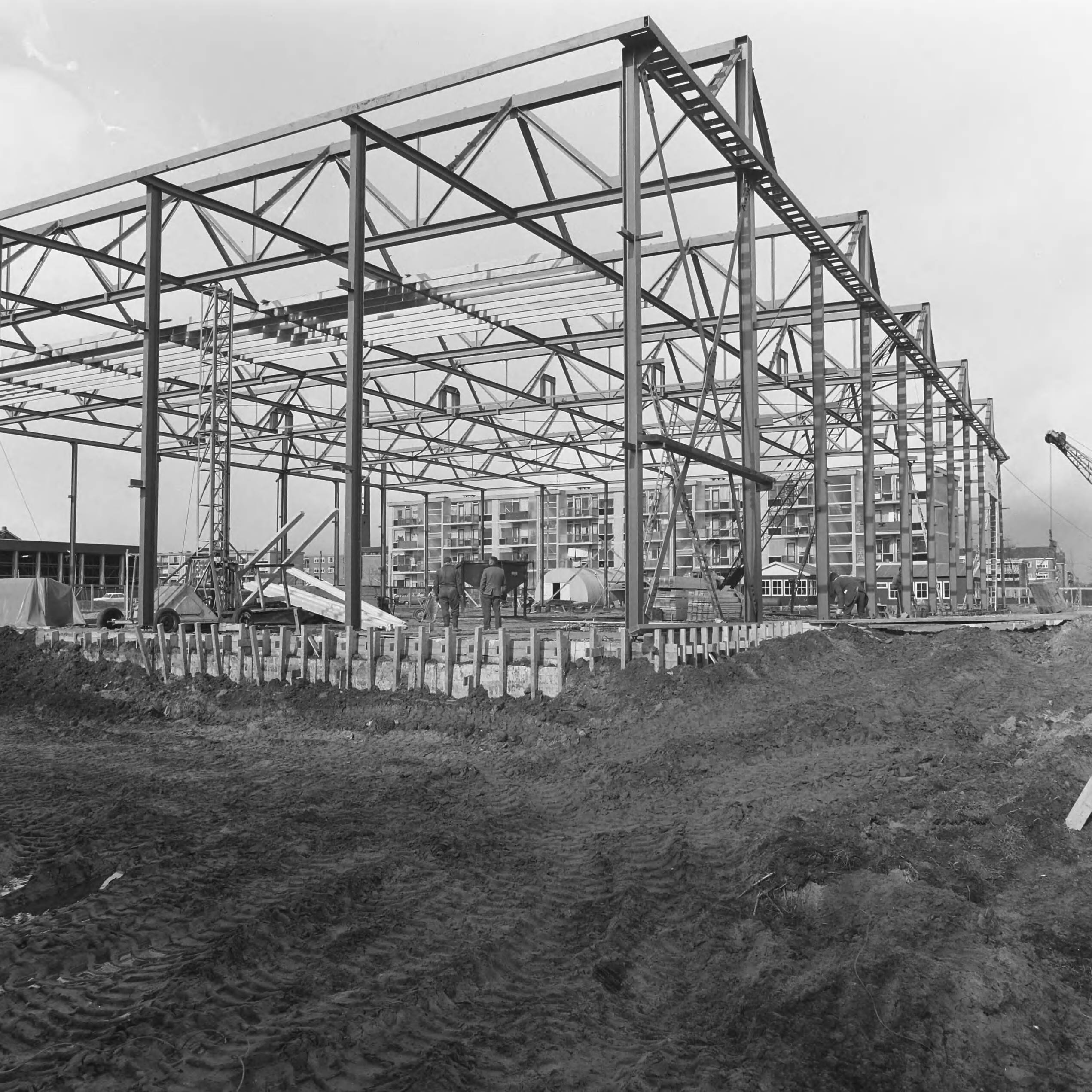 Fotocollectie Nederlandse Heidemaatschappij — Alphen a/d Rijn. Sporthal in aanbouw. Staalconstructie — Foto: Fotograaf Onbekend / Heidemij. Licentie: Set B: Rechtenvrij / Publiek Domein. Bron: Nationaal Archief. http://hdl.handle.net/10648/ae829770-d0b4-102d-bcf8-003048976d84