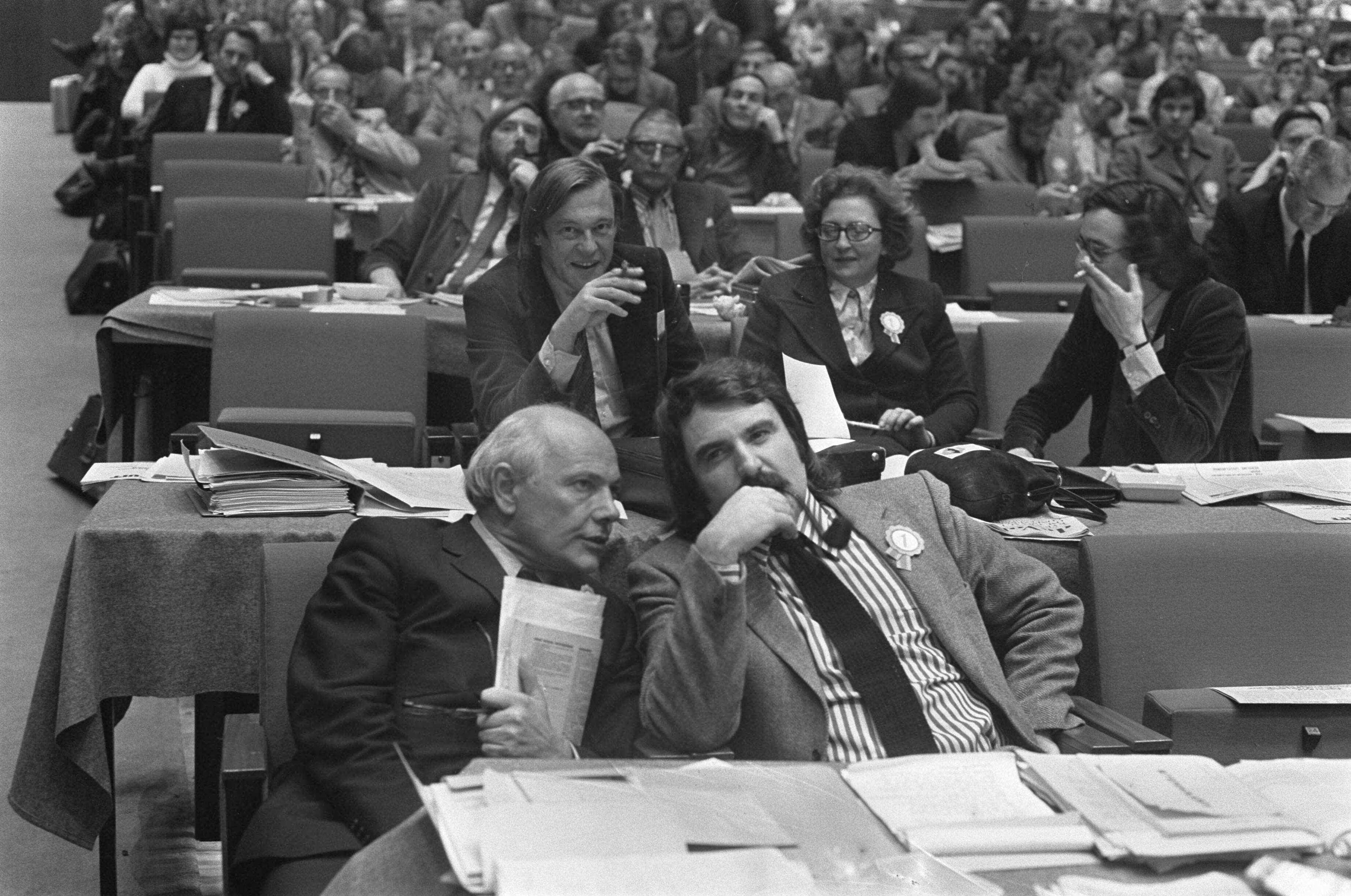 Fotocollectie Anefo — PvdA-congres in Den Haag , Den Uyl en Van der Louw , de achtergrond Van Mierlo en mevrouw Den Uyl — Foto: Verhoeff, Bert / Anefo. Licentie: Set B: Rechtenvrij / Publiek Domein. Bron: Nationaal Archief. http://hdl.handle.net/10648/abf85c42-d0b4-102d-bcf8-003048976d84