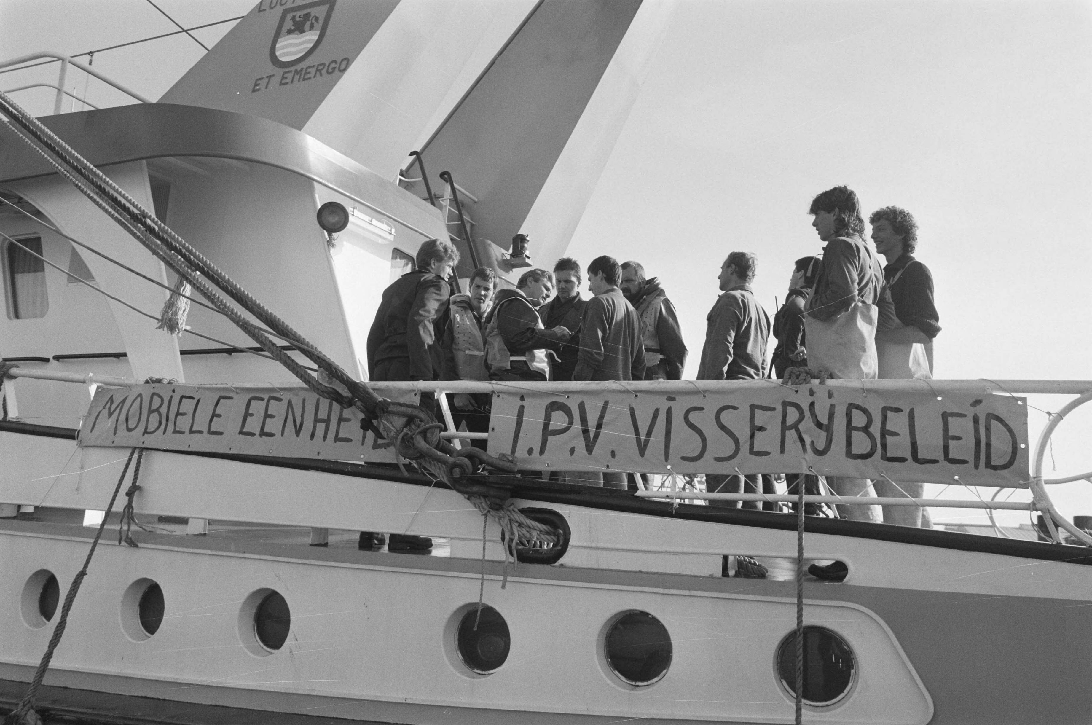 Fotocollectie Anefo — Enige honderden leden Mobiele Eenheid assisteren controleurs AID bij aanvoer visvangsten in Vlissingen; protestspandoek op vistrawler — Foto: Croes, Rob C. / Anefo. Licentie: Set B: Rechtenvrij / Publiek Domein. Bron: Nationaal Archief. http://hdl.handle.net/10648/ad6df7ee-d0b4-102d-bcf8-003048976d84