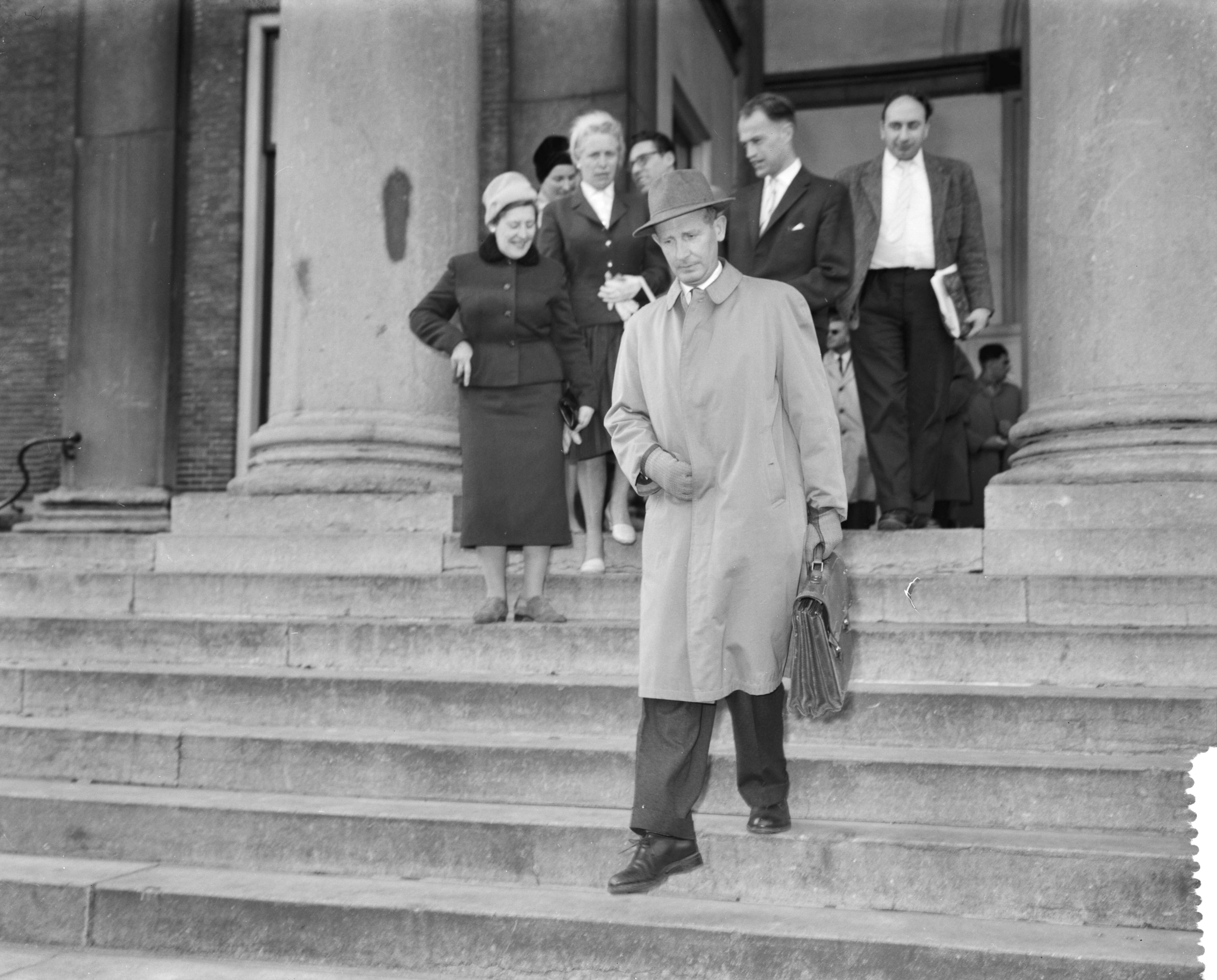 Fotocollectie Anefo — Leeuwarden. Proces gifmoord dr. O.: prof. dr. W. Froentjes, directeur Gerechtelijk Laboratorium te Den Haag op trappen van het paleis van justitie — Foto: Rossem, Wim van / Anefo. Licentie: Set B: Rechtenvrij / Publiek Domein. Bron: Nationaal Archief. http://hdl.handle.net/10648/a9ad3a16-d0b4-102d-bcf8-003048976d84