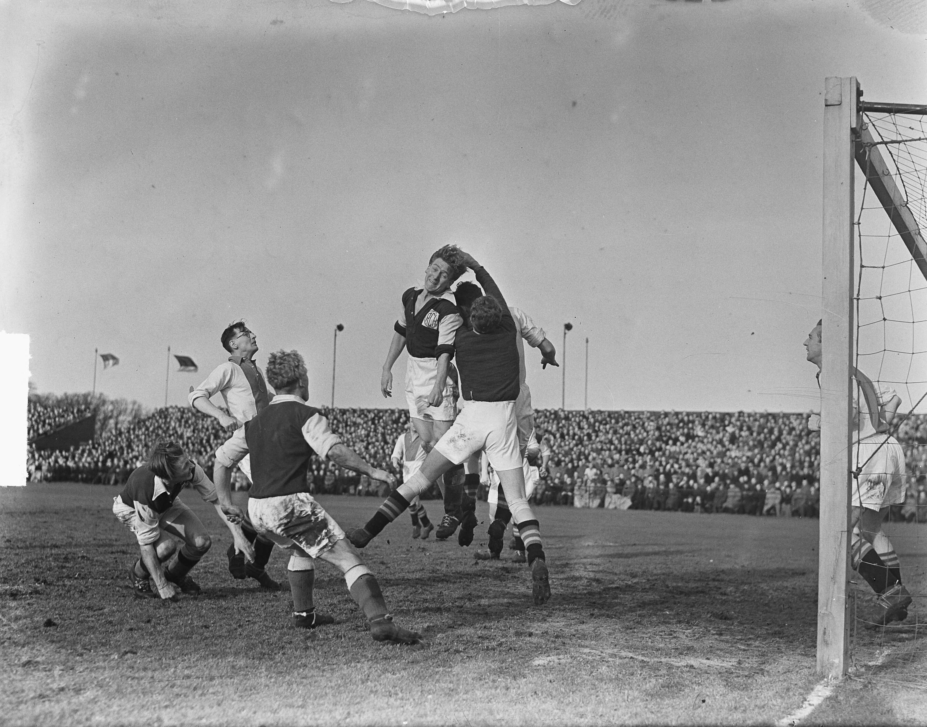 Fotocollectie Anefo — Voetbal. RCH tegen Ajax 2-4. Spelmoment voor het Ajax doel — Foto: Noske, J.D. / Anefo. Licentie: Set B: Rechtenvrij / Publiek Domein. Bron: Nationaal Archief. http://hdl.handle.net/10648/a8d48a40-d0b4-102d-bcf8-003048976d84