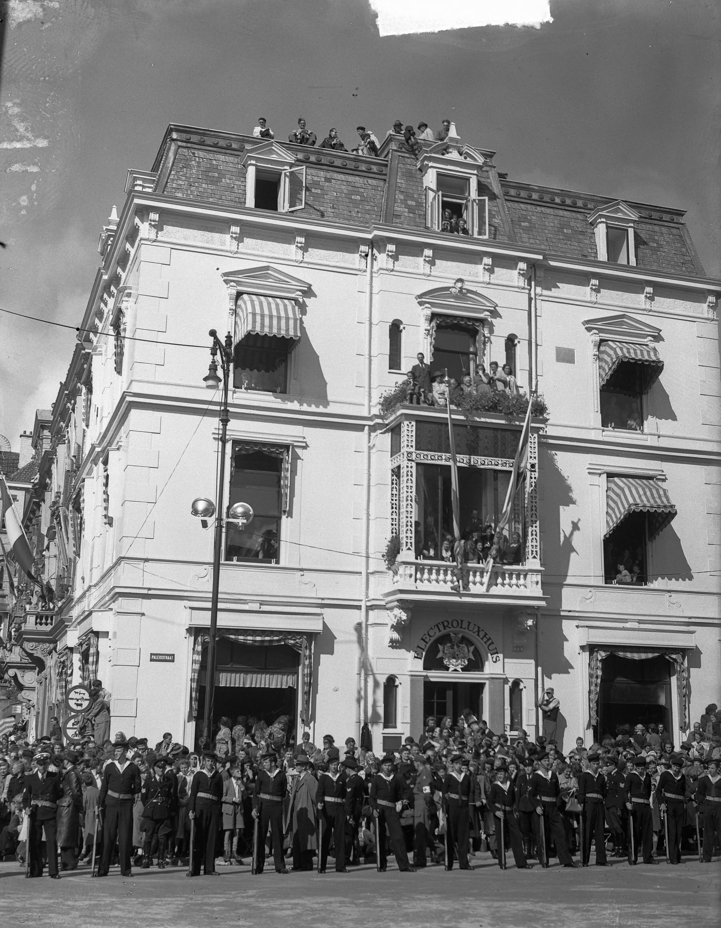 Prinsjesdag 1948 — Opening Staten Generaal. Electroluxhuis aan de Paleisstraat 2 te Den Haag — Foto: Merk, Ben / Anefo. Licentie: Set B: Rechtenvrij / Publiek Domein. Bron: Nationaal Archief. http://hdl.handle.net/10648/a8bd6c2a-d0b4-102d-bcf8-003048976d84