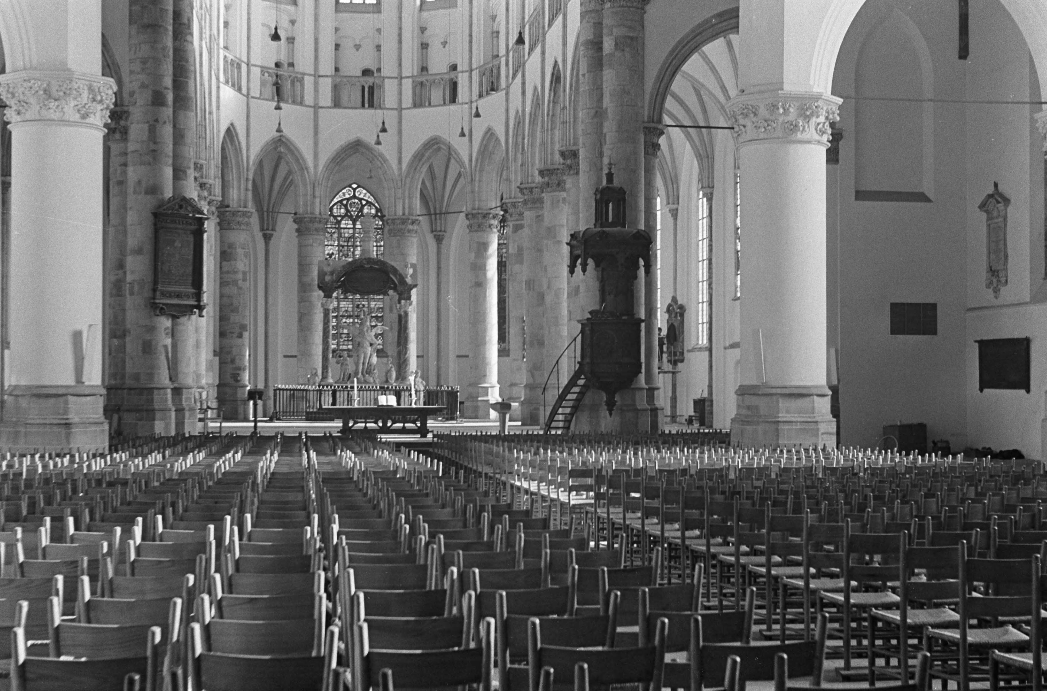 Restauratie van de Grote of St. Jacobskerk te Den Haag in verband met huwelijk van prinses Margriet met mr. Pieter van Vollenhoven — Den Haag. Interieur Grote of Sint Jacobskerk met het gezicht op de renaissancepreekstoel en het koor met grafmonument — Foto: Fotograaf Onbekend / Anefo. Licentie: Set B: Rechtenvrij / Publiek Domein. Bron: Nationaal Archief. http://hdl.handle.net/10648/ab029348-d0b4-102d-bcf8-003048976d84