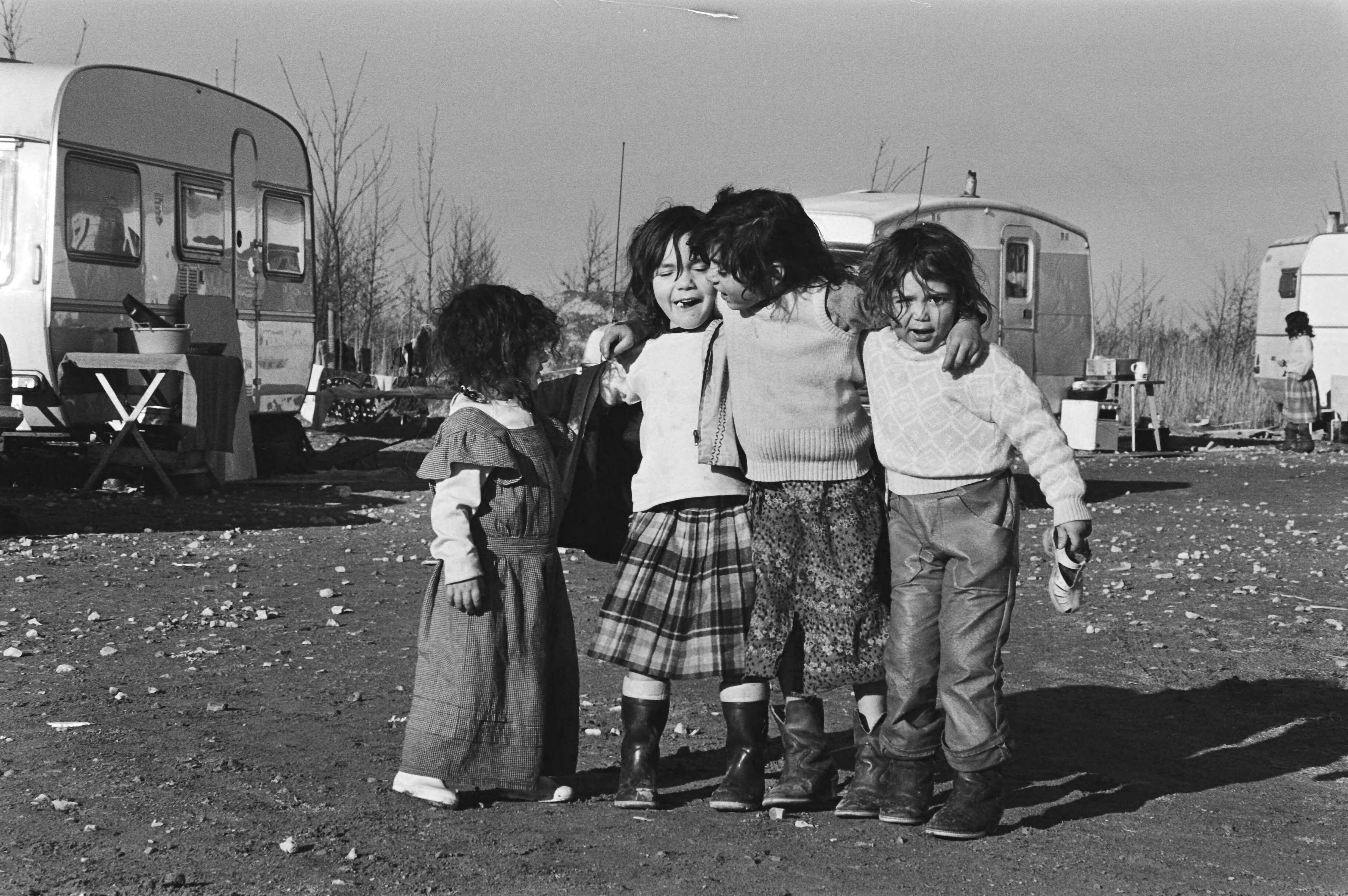 Zigeuners uit gevangenissen in Middelburg en Zwolle gaan naar Almere — Vier zigeunerkinderen aan het spelen voor de caravans — Foto: Dijk, Hans van / Anefo. Licentie: Set B: Rechtenvrij / Publiek Domein. Bron: Nationaal Archief. http://hdl.handle.net/10648/acf36db2-d0b4-102d-bcf8-003048976d84