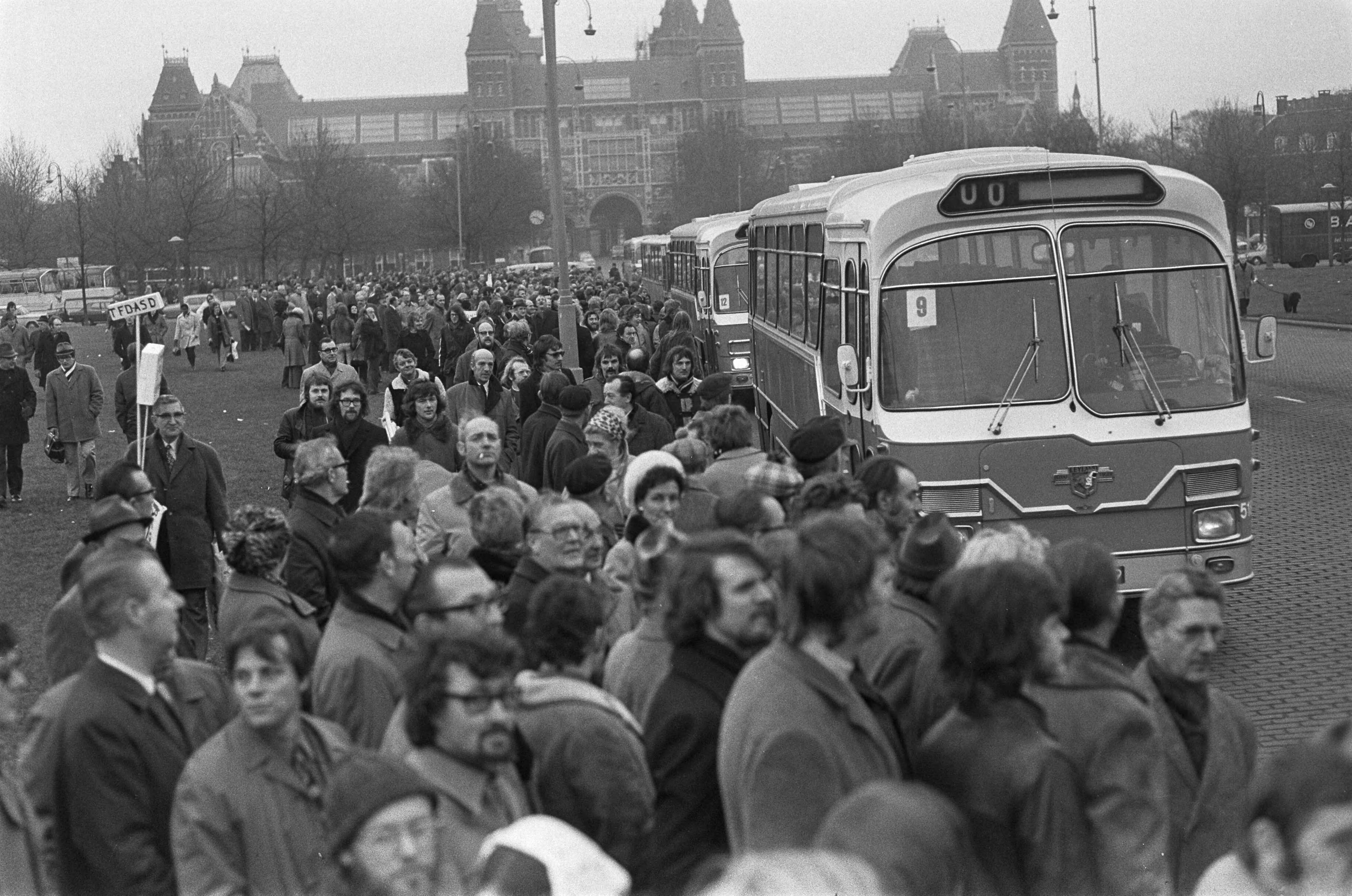 Fotocollectie Anefo — Ambtenaren vertrekken van Museumplein te Amsterdam met bussen i.v.m. landelijke ambtenaren-demonstratie te Den Haag — Foto: Punt, W. / Anefo. Licentie: Set B: Rechtenvrij / Publiek Domein. Bron: Nationaal Archief. http://hdl.handle.net/10648/ac244528-d0b4-102d-bcf8-003048976d84