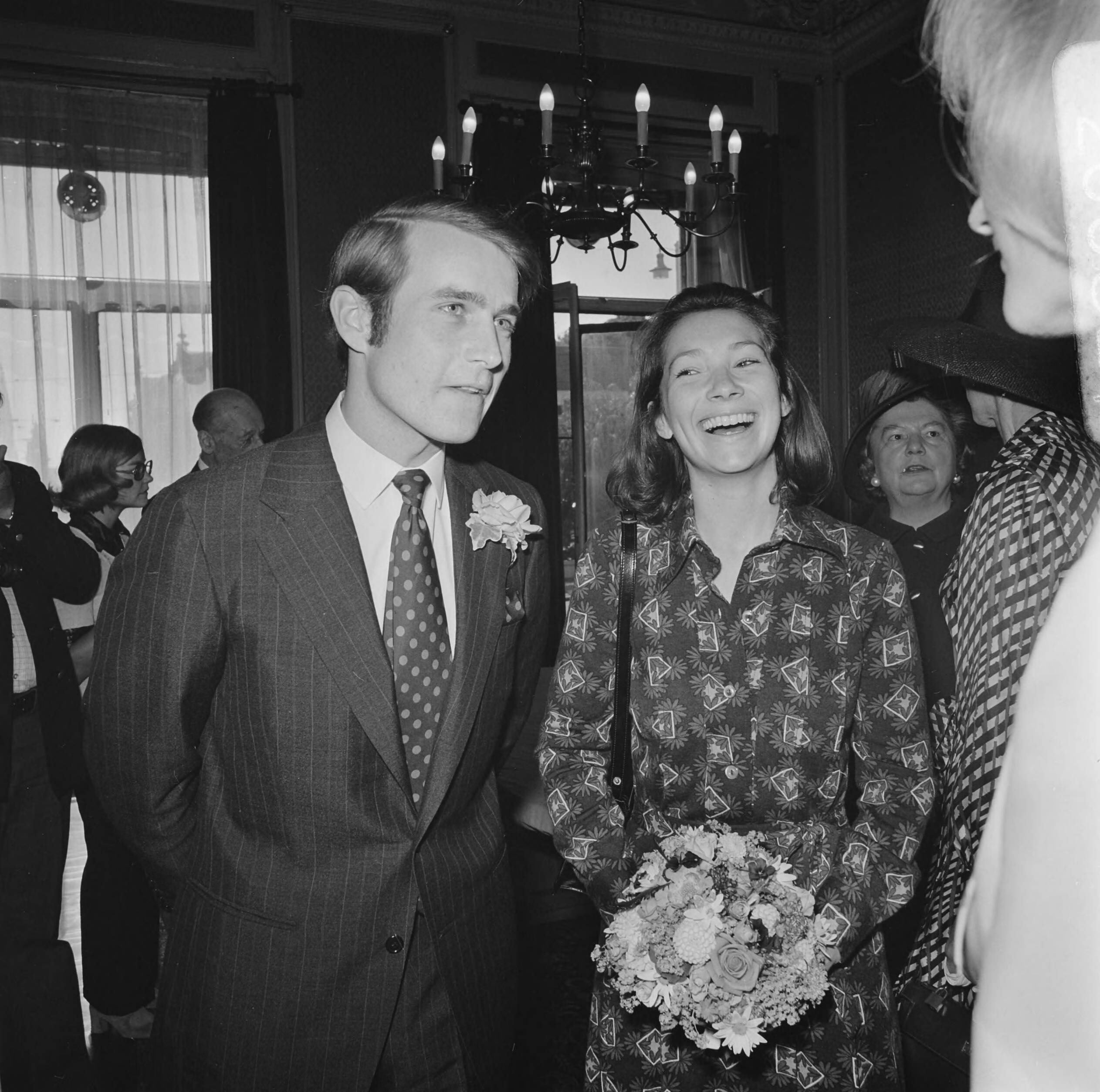 Fotocollectie Anefo — Rijkste man van Denemarken, Gorm Reventlow Girling trouwt in Den Haag met Elisabeth Vogel , Girling en Elisabeth Vogel — Foto: Mieremet, Rob / Anefo. Licentie: Set B: Rechtenvrij / Publiek Domein. Bron: Nationaal Archief. http://hdl.handle.net/10648/ac36e2c8-d0b4-102d-bcf8-003048976d84