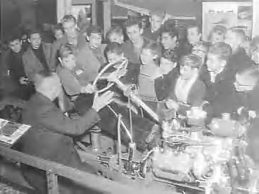 Fotocollectie Anefo — Opening van de tentoonstelling "De Auto" in het Museum voor het Onderwijs in Den Haag — Foto: Pot, Harry / Anefo. Licentie: Set B: Rechtenvrij / Publiek Domein. Bron: Nationaal Archief. http://hdl.handle.net/10648/a98cd938-d0b4-102d-bcf8-003048976d84