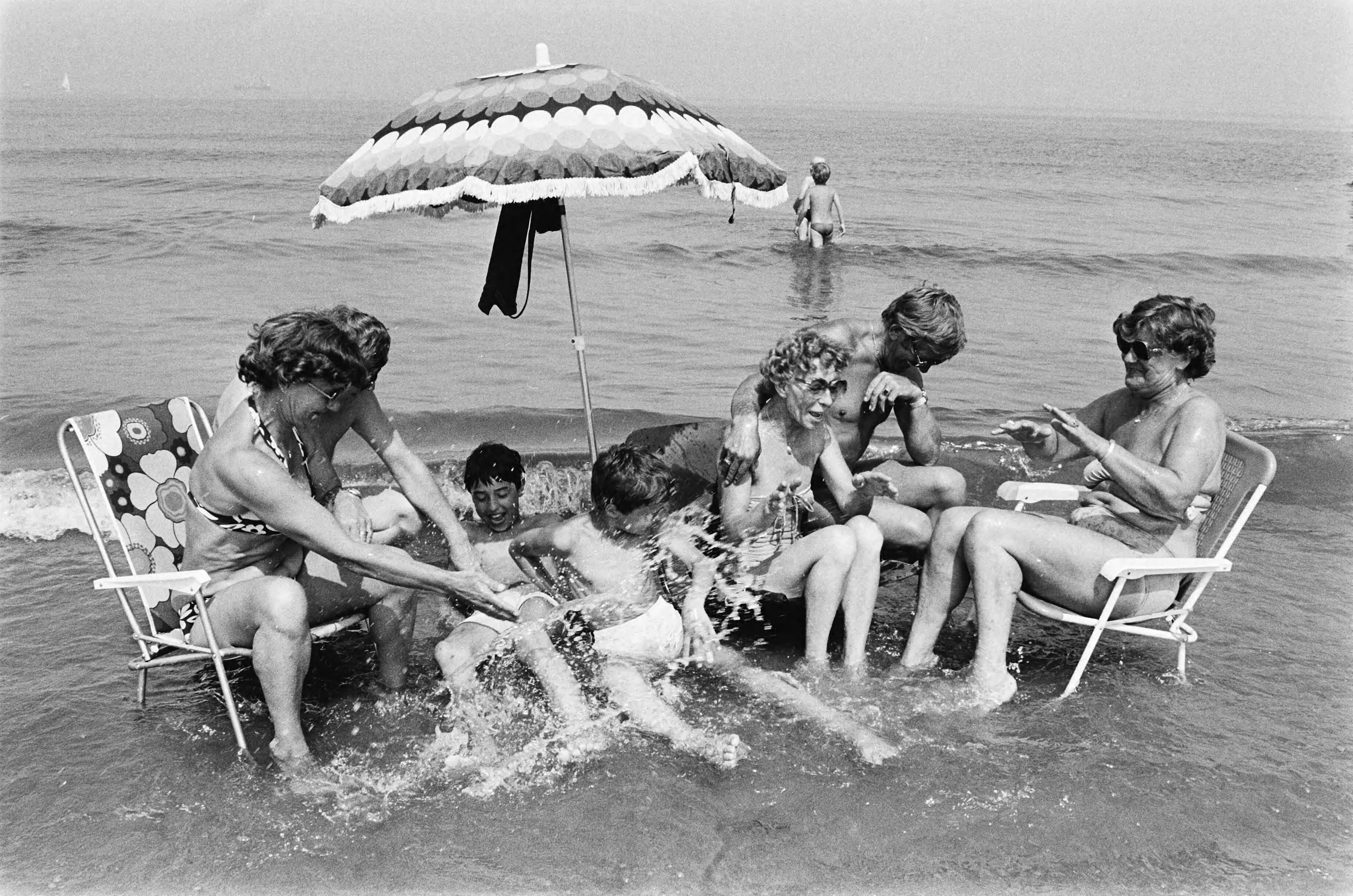 Fotocollectie Anefo — Mooi weer, Scheveningen; mensen met strandstoelen in de zee — Foto: Antonisse, Marcel / Anefo. Licentie: Set B: Rechtenvrij / Publiek Domein. Bron: Nationaal Archief. http://hdl.handle.net/10648/ad191486-d0b4-102d-bcf8-003048976d84