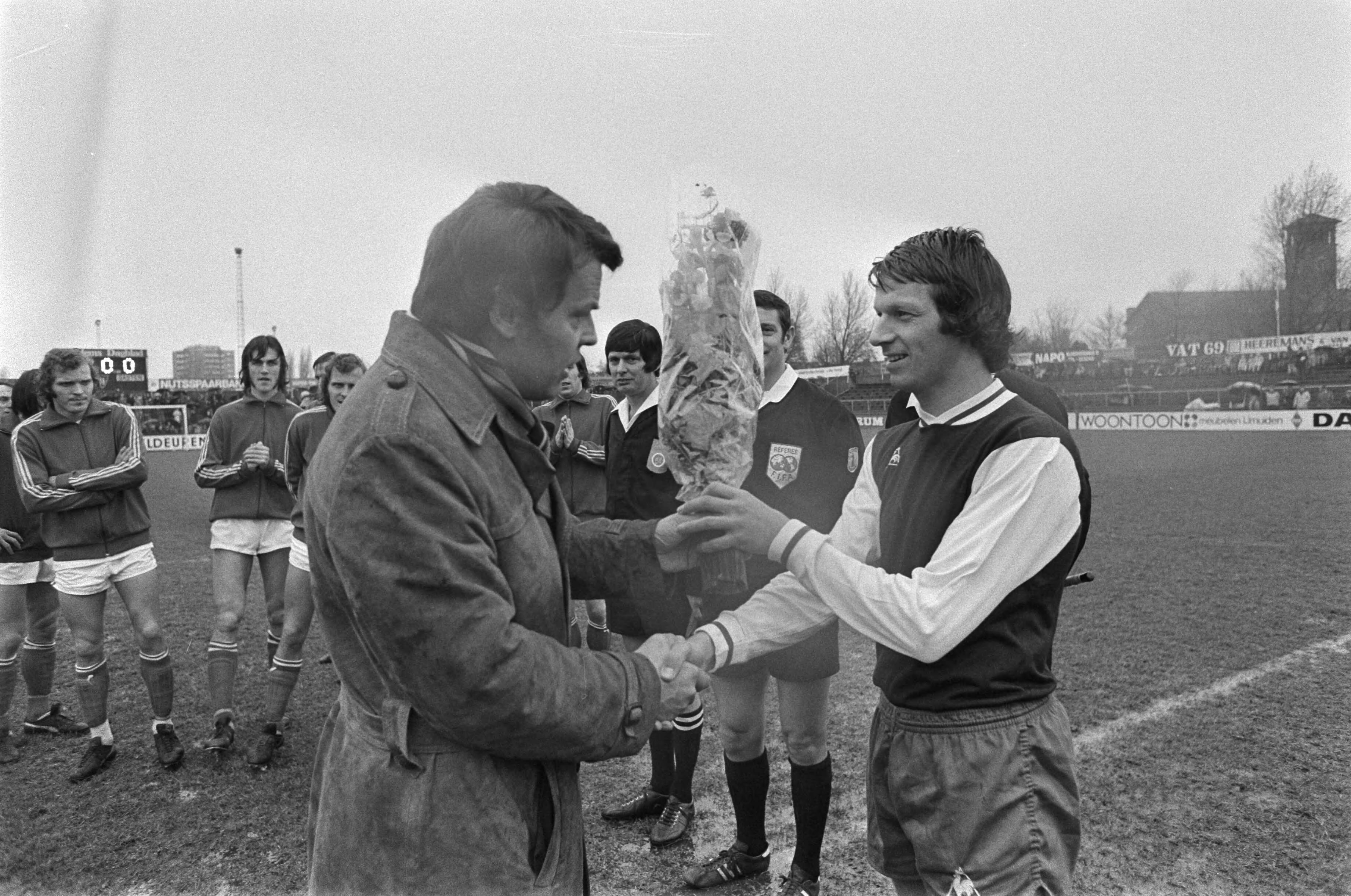 Fotocollectie Anefo — Haarlem tegen PSV 1-1, Wentink (r) krijgt bloemen i.v.m. jubileumwedstrijd — Foto: Verhoeff, Bert / Anefo. Licentie: Set B: Rechtenvrij / Publiek Domein. Bron: Nationaal Archief. http://hdl.handle.net/10648/ac632eb4-d0b4-102d-bcf8-003048976d84