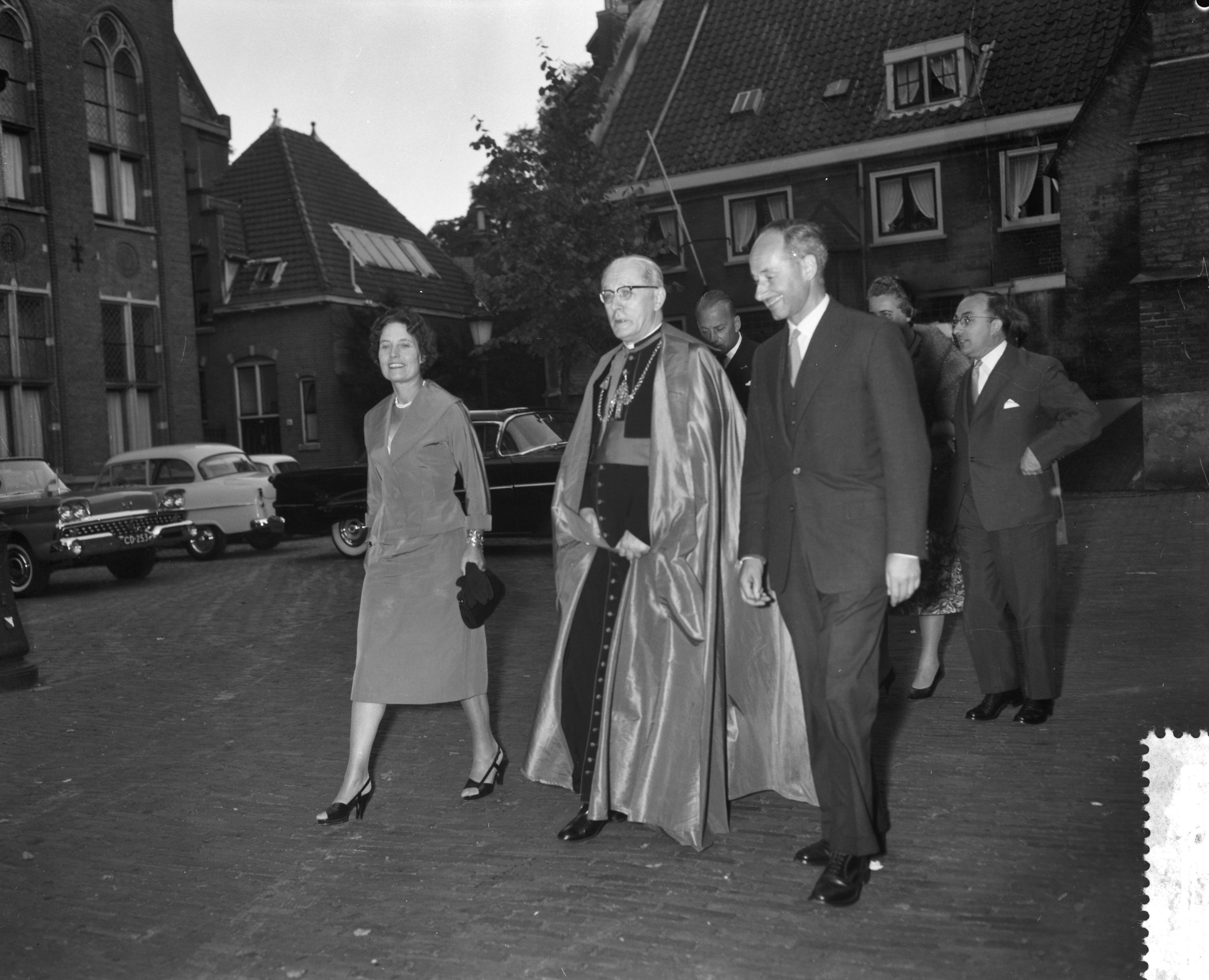 Fotocollectie Anefo — Opening tentoonstelling over "Adrianus IV" door mgr. B. J. Alfrink in het Centraal Museum te Utrecht — Foto: Bilsen, Joop van / Anefo. Licentie: Set B: Rechtenvrij / Publiek Domein. Bron: Nationaal Archief. http://hdl.handle.net/10648/a99e9fc4-d0b4-102d-bcf8-003048976d84