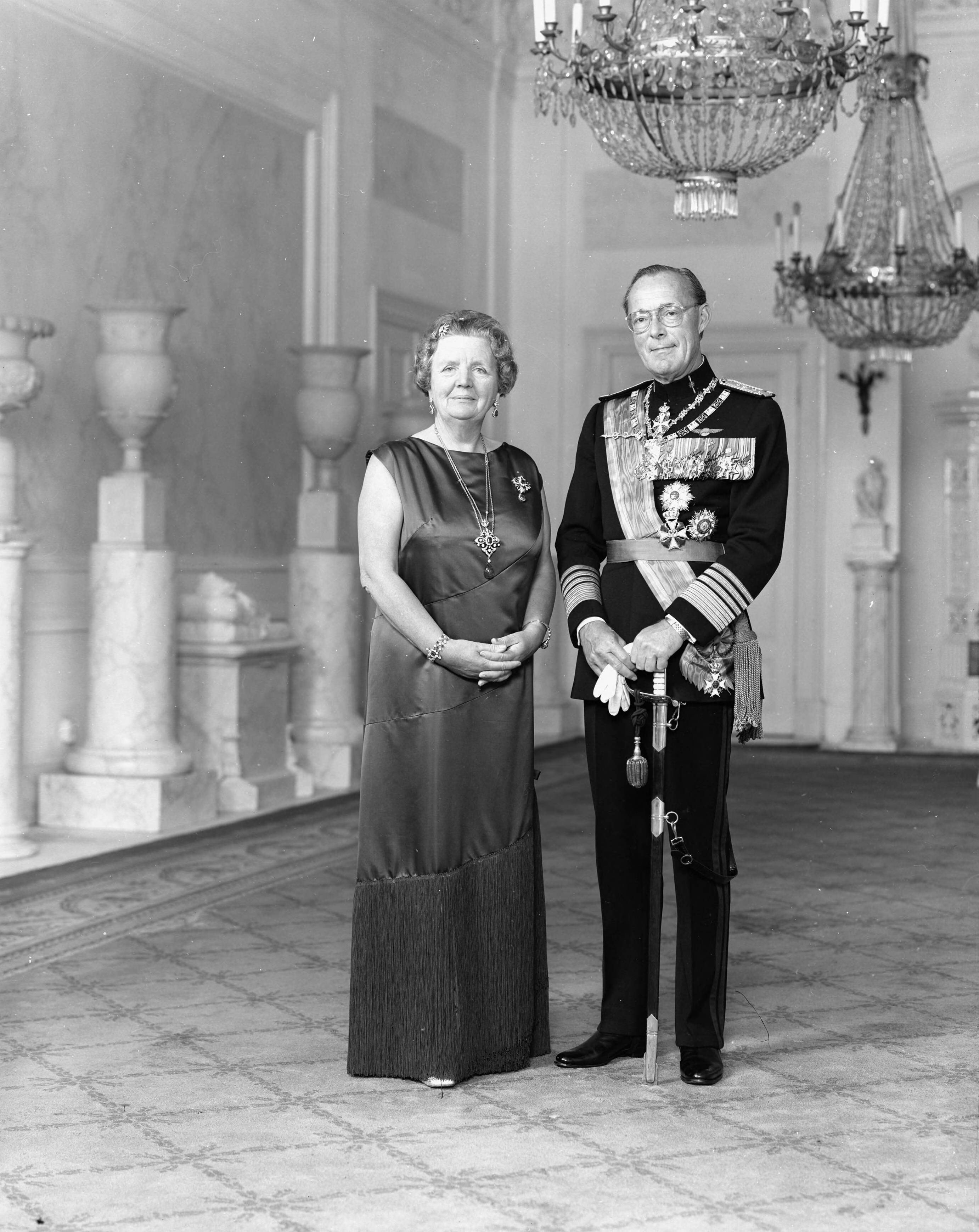 Fotocollectie RVD / Koninklijk Huis — Koningin Juliana en prins Bernhard, staande in paleis Soestdijk, 1971 — Foto: Koot, Max / RVD. Licentie: Set B: Rechtenvrij / Publiek Domein. Bron: Nationaal Archief. http://hdl.handle.net/10648/afb47f6e-d0b4-102d-bcf8-003048976d84