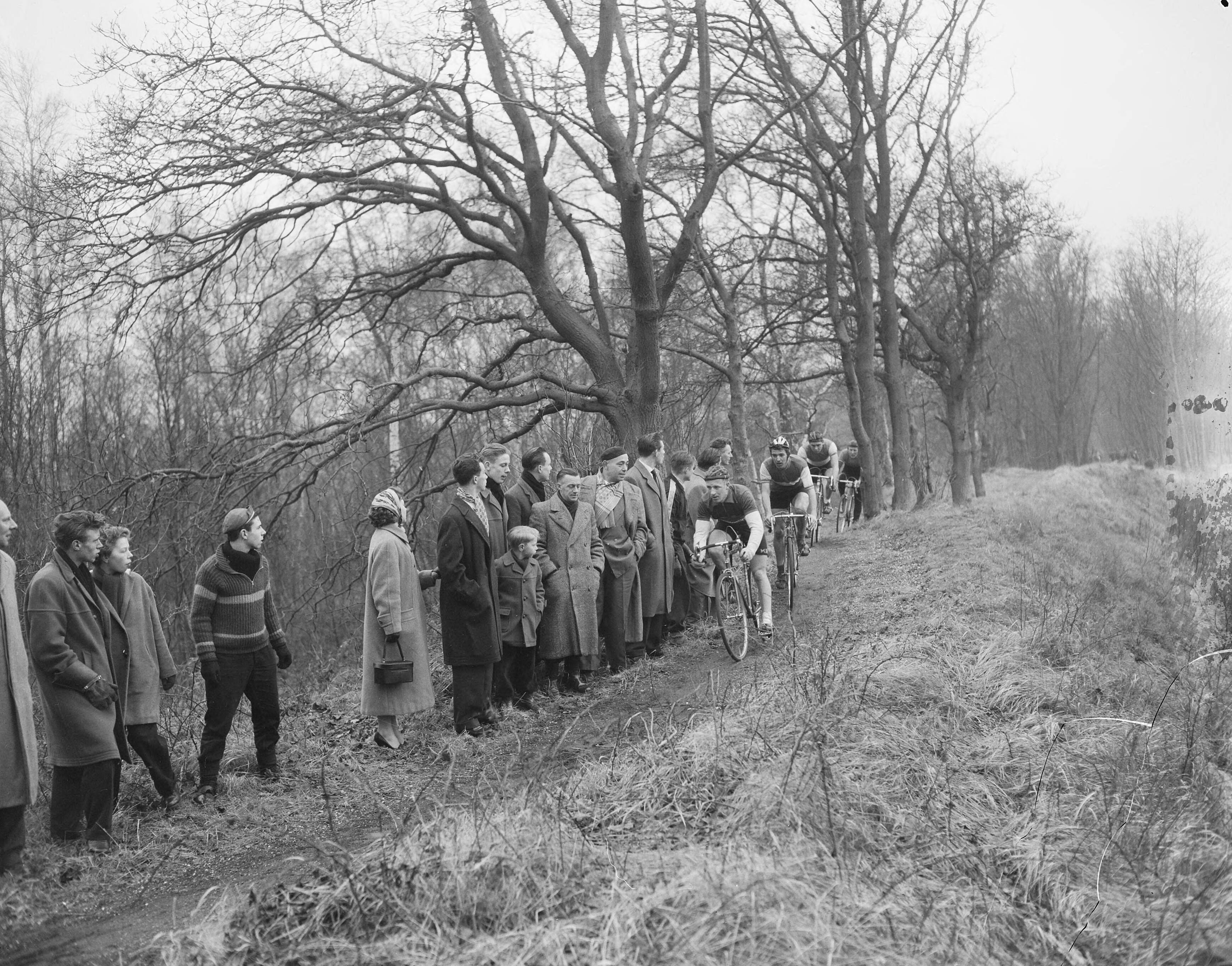 Fotocollectie Anefo — Nationale Cyclecross op landgoed Duinhorst te Wassenaar. Winnaar H. Brinkman uit Rotterdam, voor B. Jansen uit Wassenaar — Foto: Bilsen, Joop van / Anefo. Licentie: Set B: Rechtenvrij / Publiek Domein. Bron: Nationaal Archief. http://hdl.handle.net/10648/a955f08a-d0b4-102d-bcf8-003048976d84