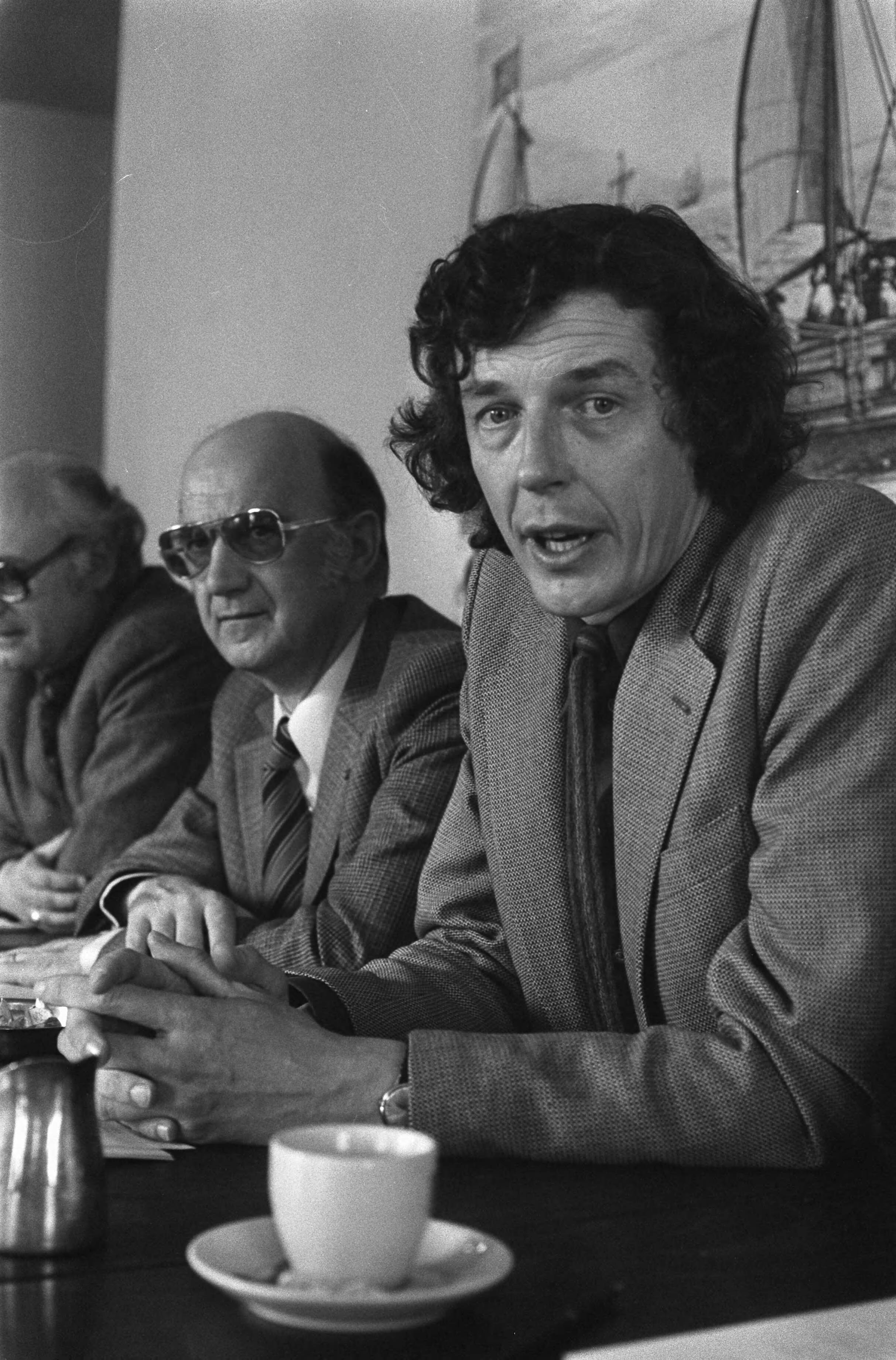 Fotocollectie Anefo — Persconferentie in Den Haag van NVV en NKV over federatie; NVV-voorzitter Kok en KNV-voorz. Spit (l) tijdens persconferentie — Foto: Verhoeff, Bert / Anefo. Licentie: Set B: Rechtenvrij / Publiek Domein. Bron: Nationaal Archief. http://hdl.handle.net/10648/ac47857e-d0b4-102d-bcf8-003048976d84