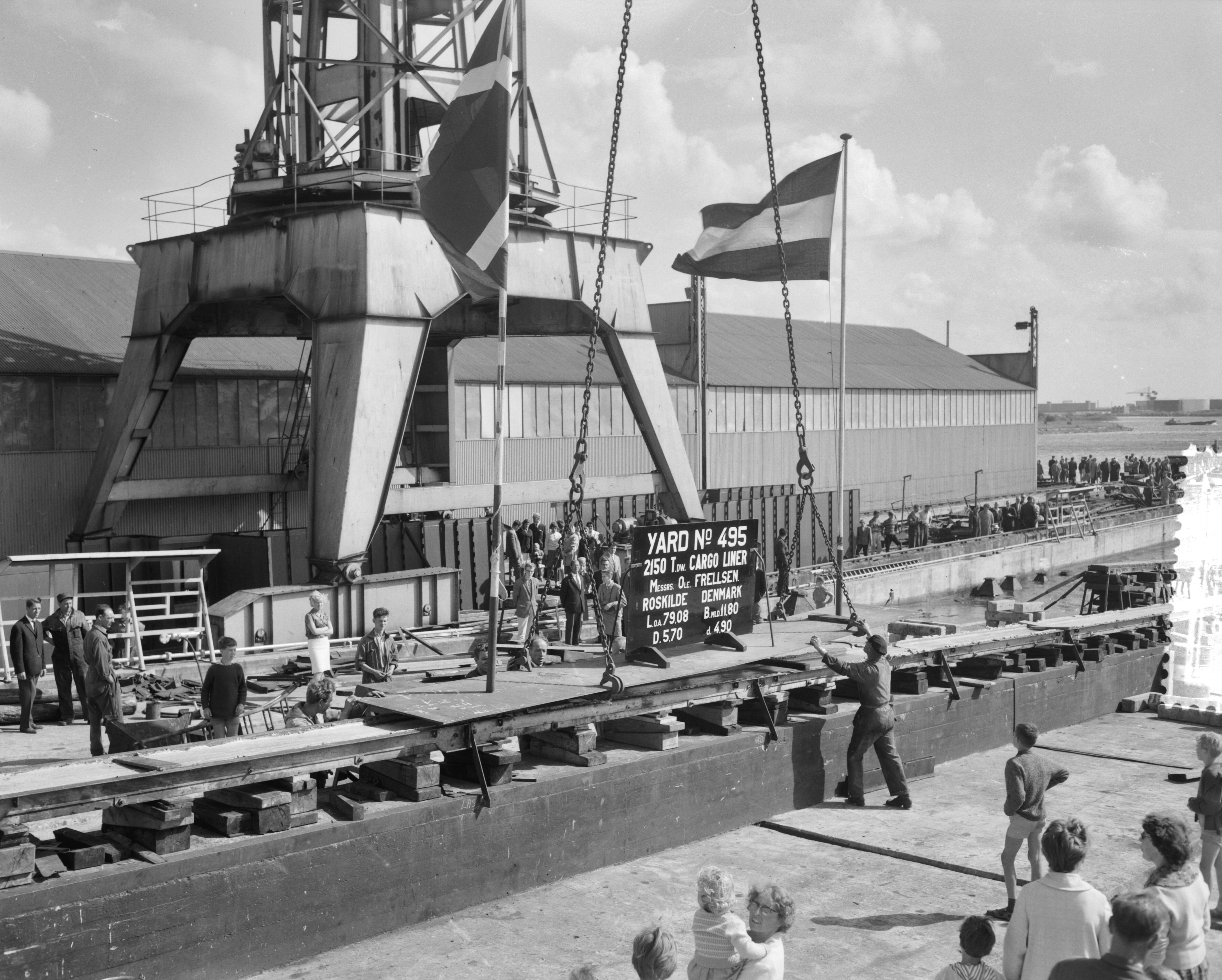 Fotocollectie Anefo — Tewaterlating "Aida III" bij Zaanlandse Scheepsbouw Maatschappij (ZSM) — Foto: Bilsen, Joop van / Anefo. Licentie: Set B: Rechtenvrij / Publiek Domein. Bron: Nationaal Archief. http://hdl.handle.net/10648/a9df4790-d0b4-102d-bcf8-003048976d84