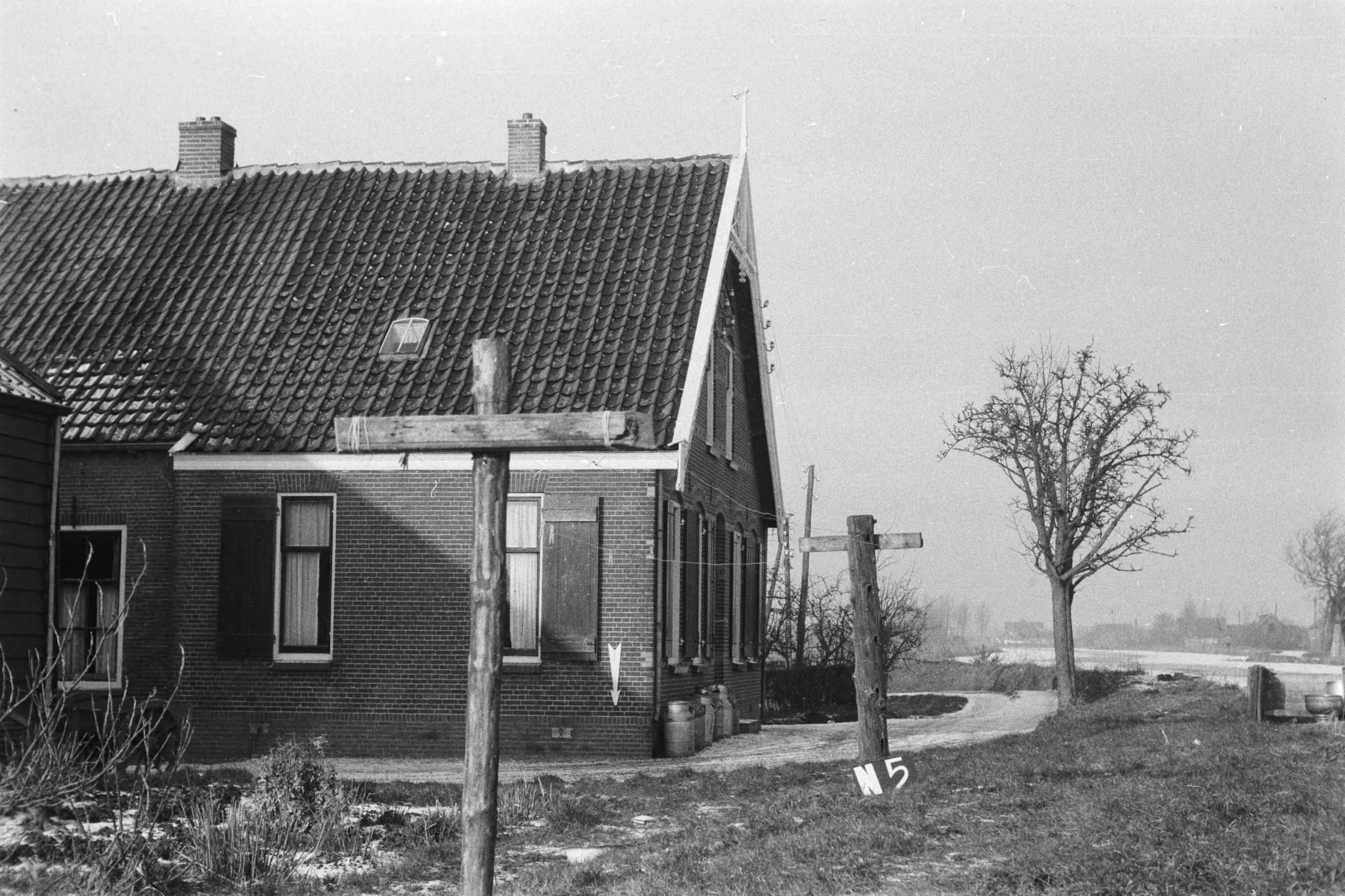 Vaste Punten Cultuurtechnische Dienst — Boerderij te Noorden of Nieuwkoop (ruilverkaveling Zegveld) — Foto: Fotograaf Onbekend / Heidemij. Licentie: Set B: Rechtenvrij / Publiek Domein. Bron: Nationaal Archief. http://hdl.handle.net/10648/ae928464-d0b4-102d-bcf8-003048976d84