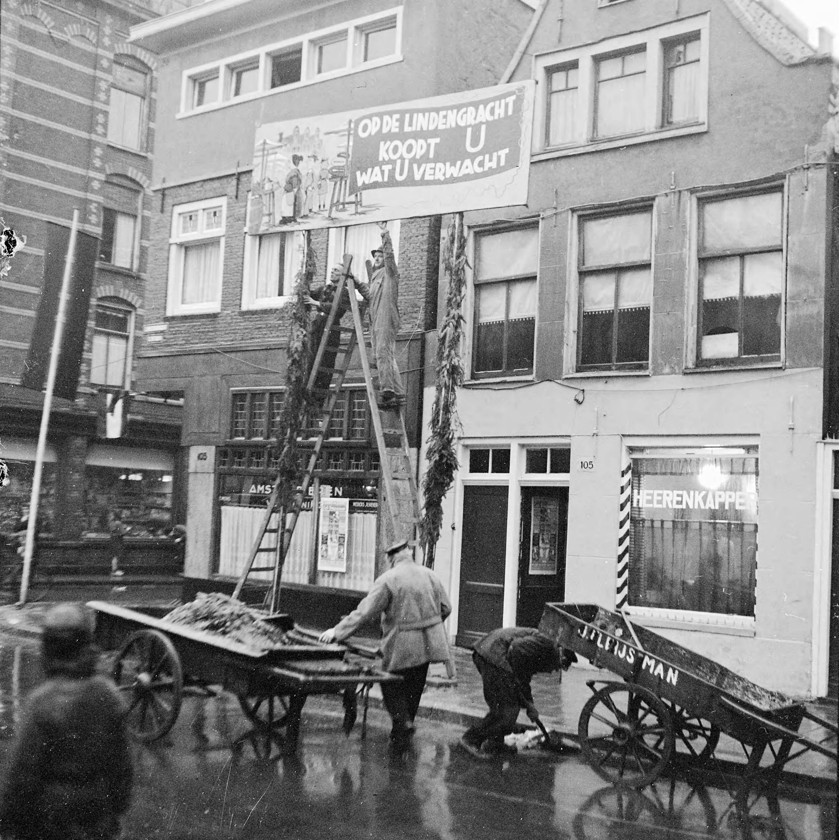 Fotocollectie Anefo — Lindengracht te Amsterdam wordt versierd — Foto: Valk, […] van der / Anefo. Licentie: Set B: Rechtenvrij / Publiek Domein. Bron: Nationaal Archief. http://hdl.handle.net/10648/a8b0e392-d0b4-102d-bcf8-003048976d84
