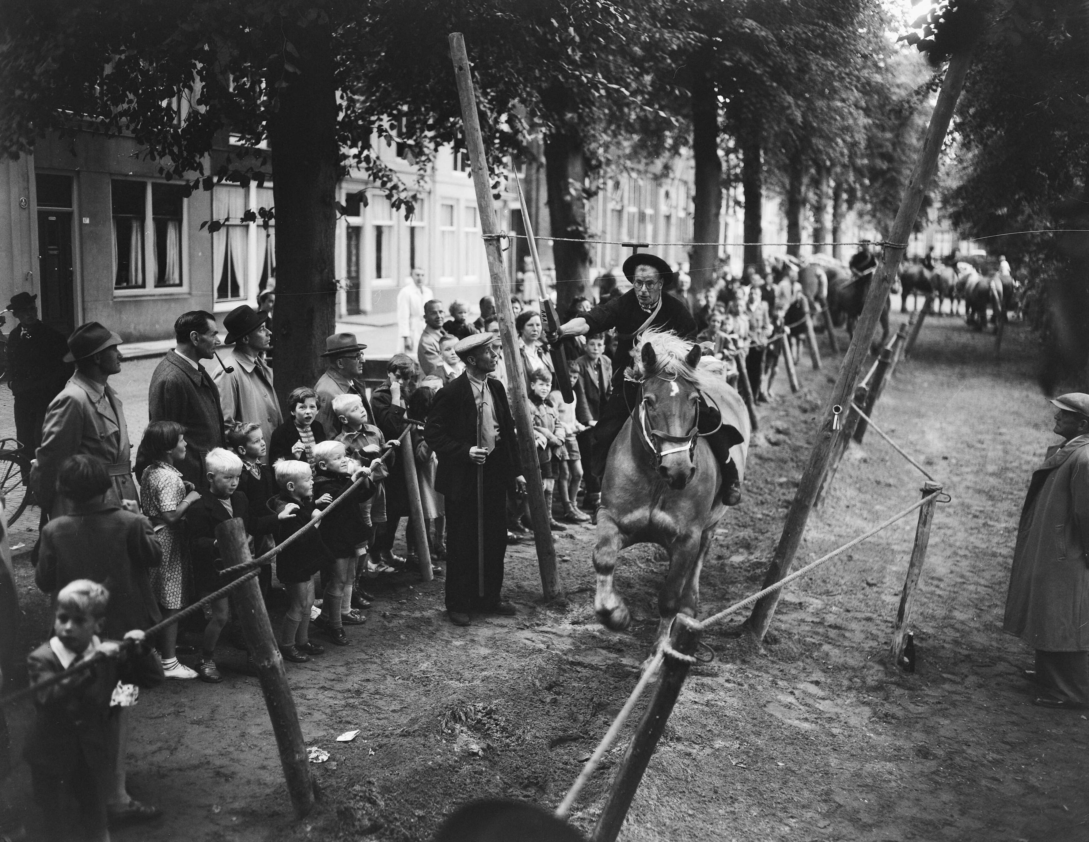 Fotocollectie Anefo — Ringrijderij Middelburg, ringsteken te paard — Foto: Duinen, G.W. van / Anefo. Licentie: Set B: Rechtenvrij / Publiek Domein. Bron: Nationaal Archief. http://hdl.handle.net/10648/a927fd42-d0b4-102d-bcf8-003048976d84